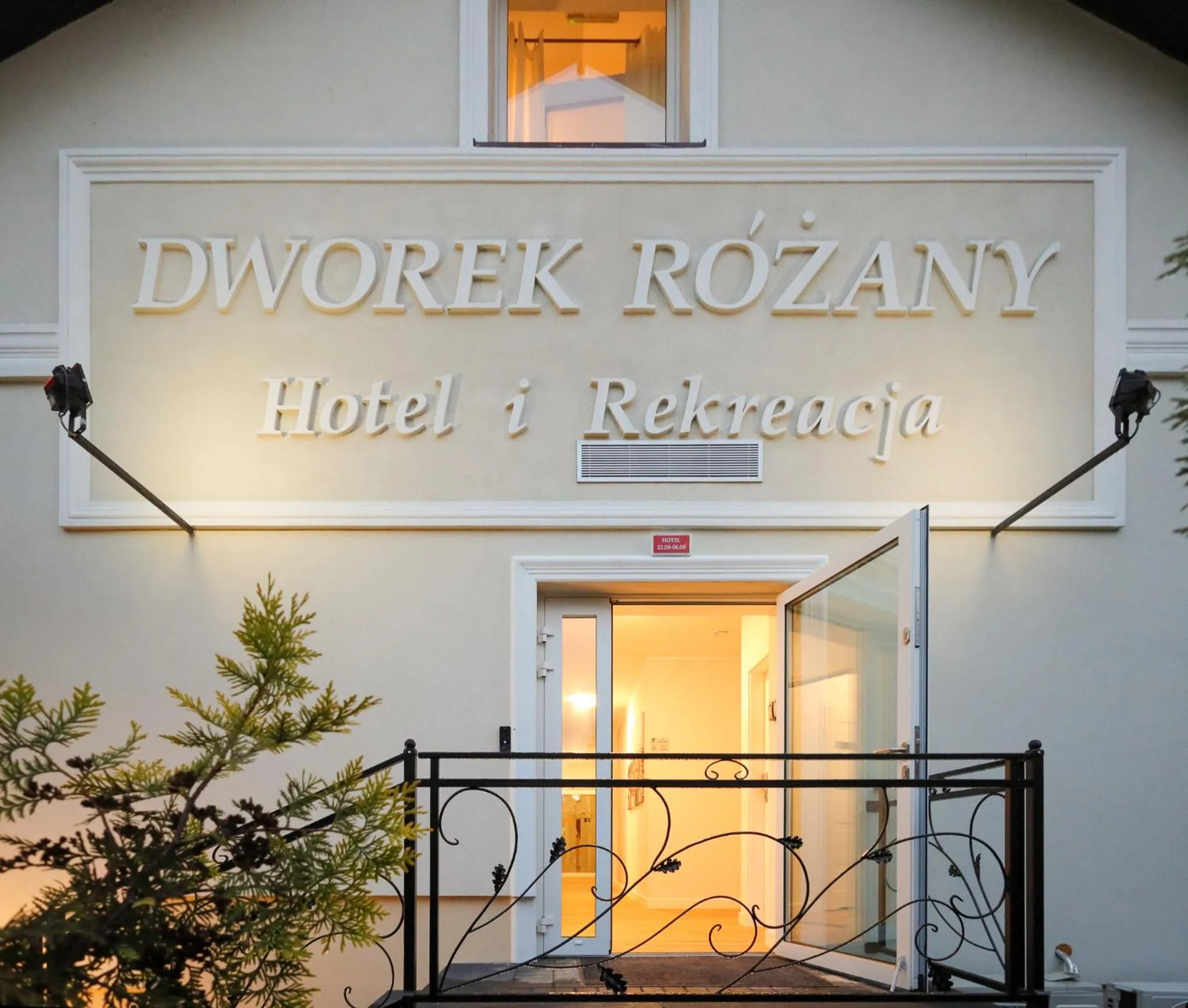Property building in Dworek Różany Hotel & Restauracja