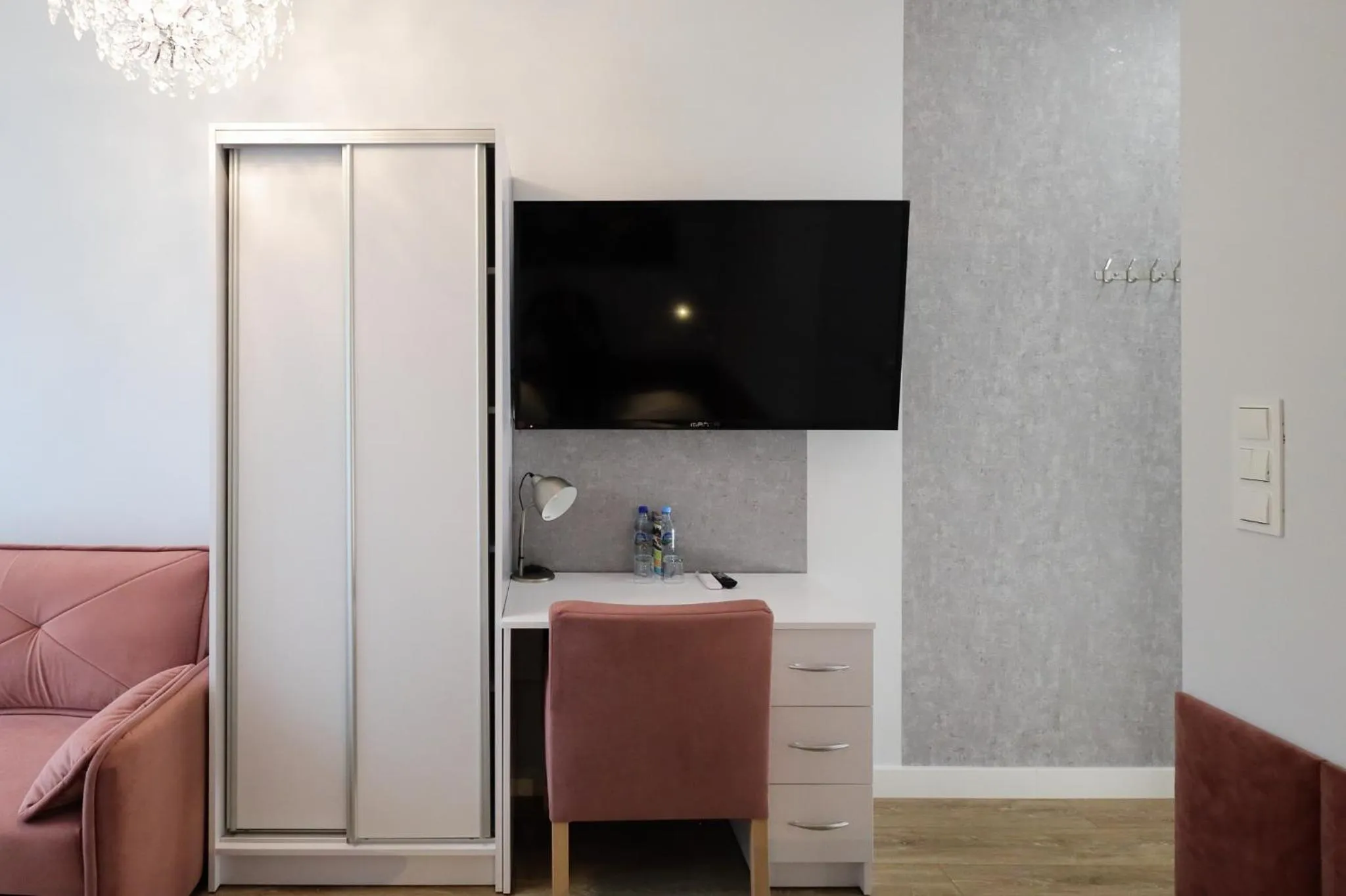 TV and multimedia in Dworek Różany Hotel & Restauracja