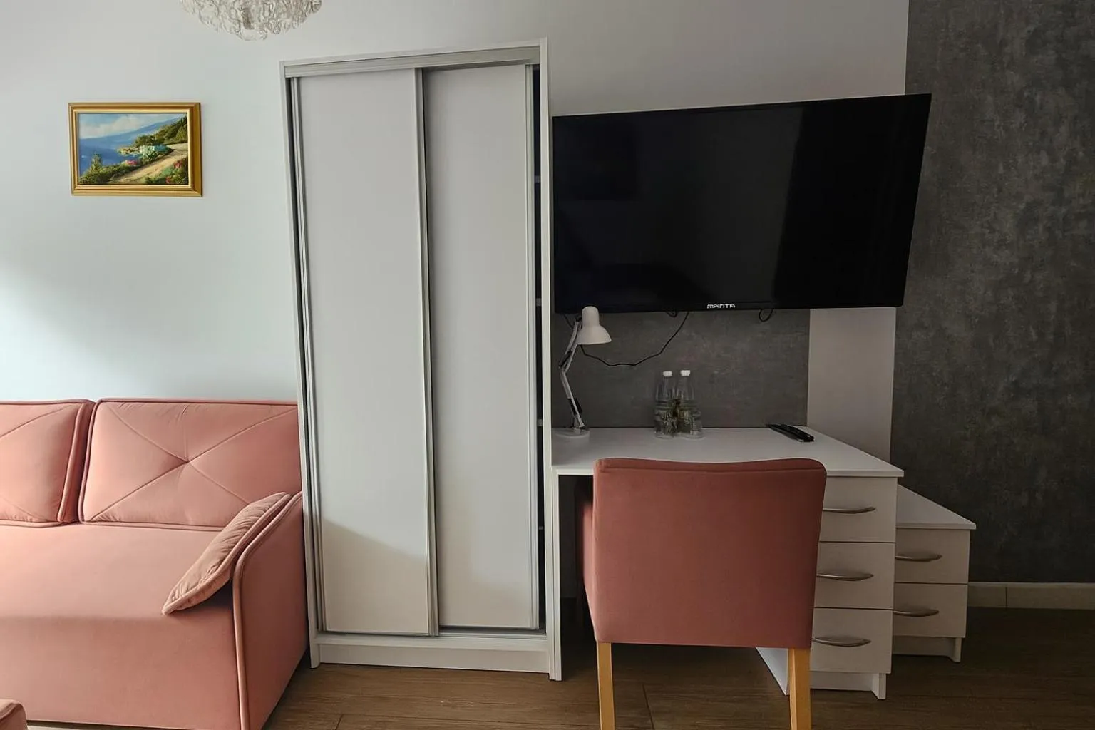 wardrobe in Dworek Różany Hotel & Restauracja