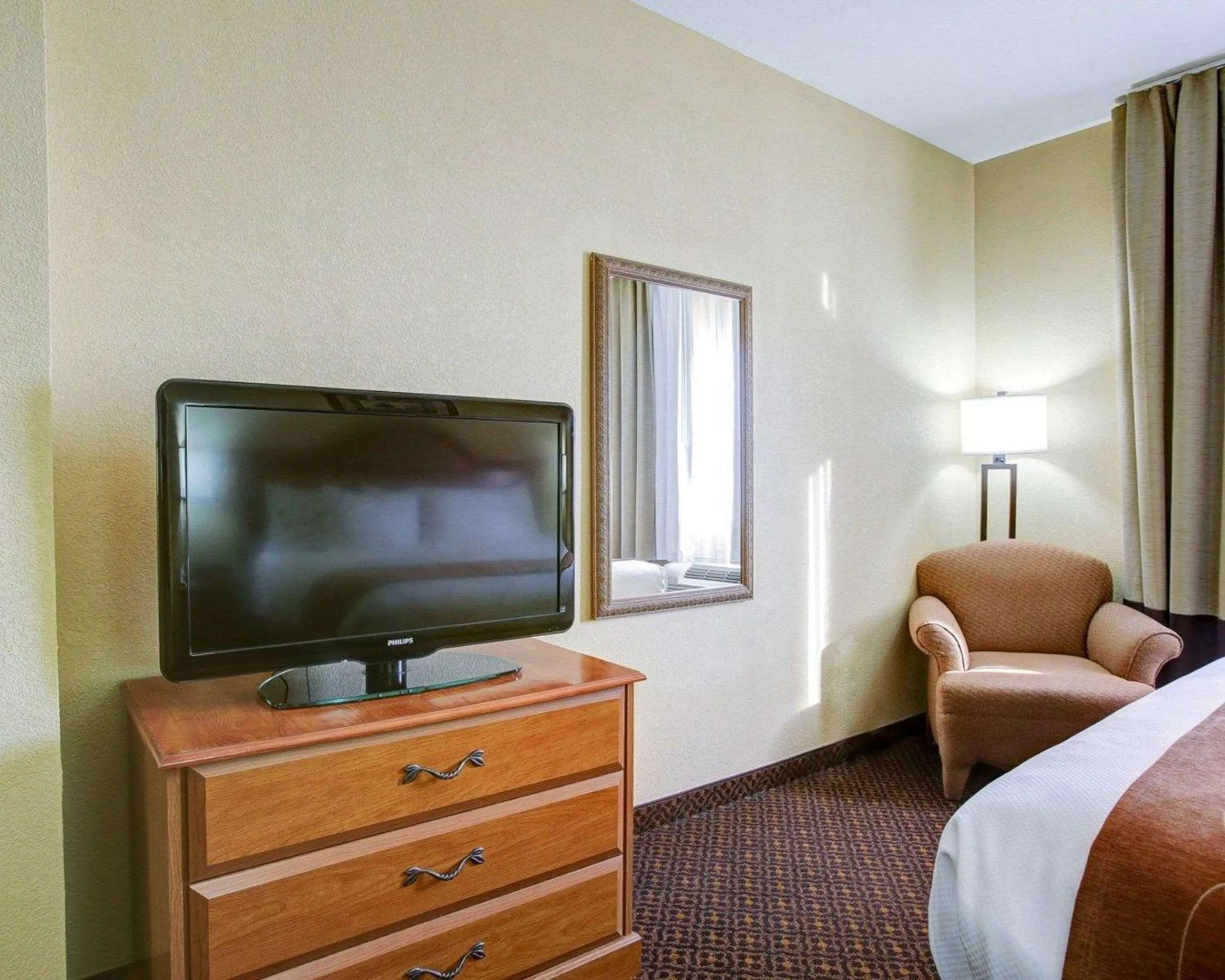 Photo of the whole room, Bed in Comfort Suites Brenham