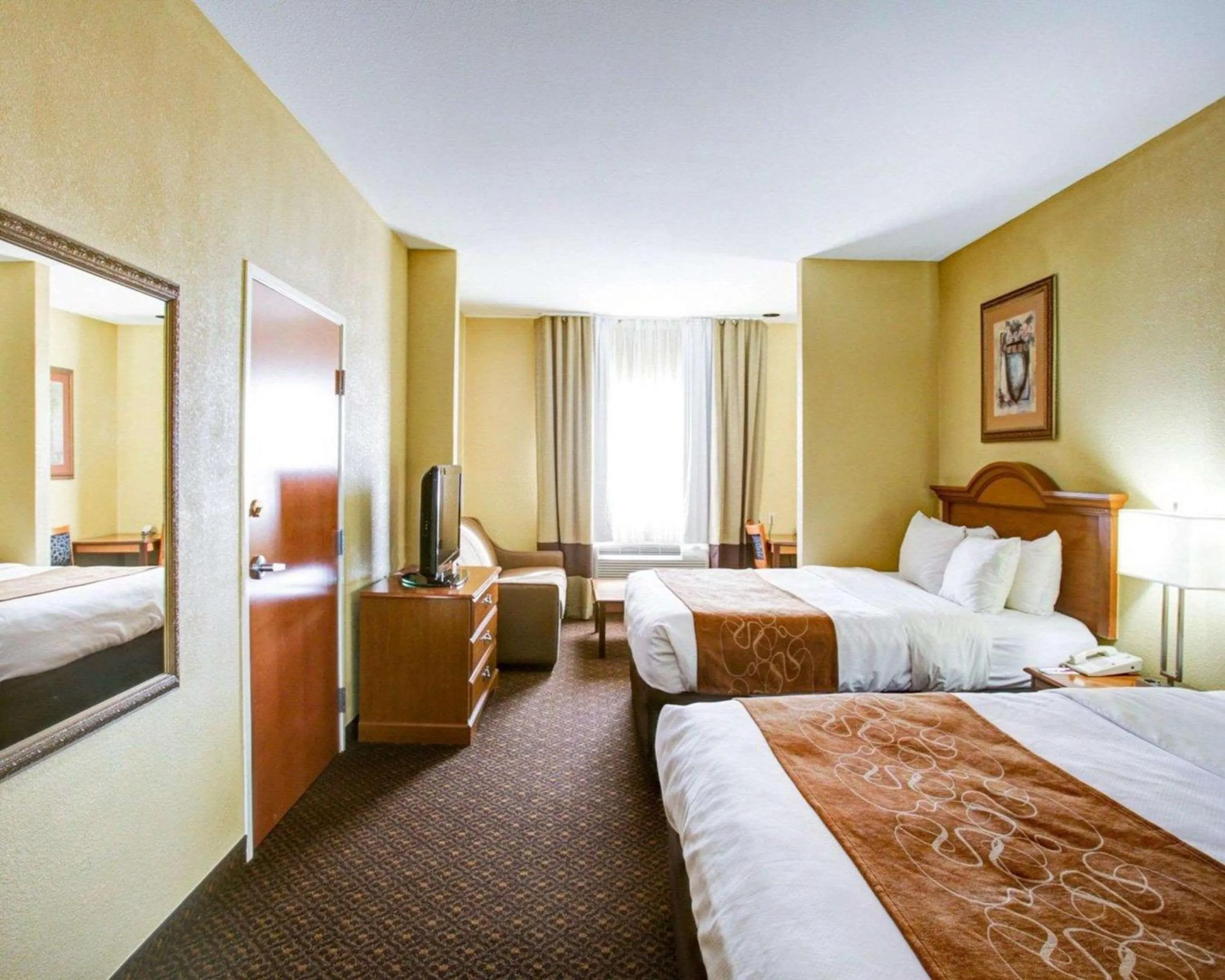 Photo of the whole room, Bed in Comfort Suites Brenham