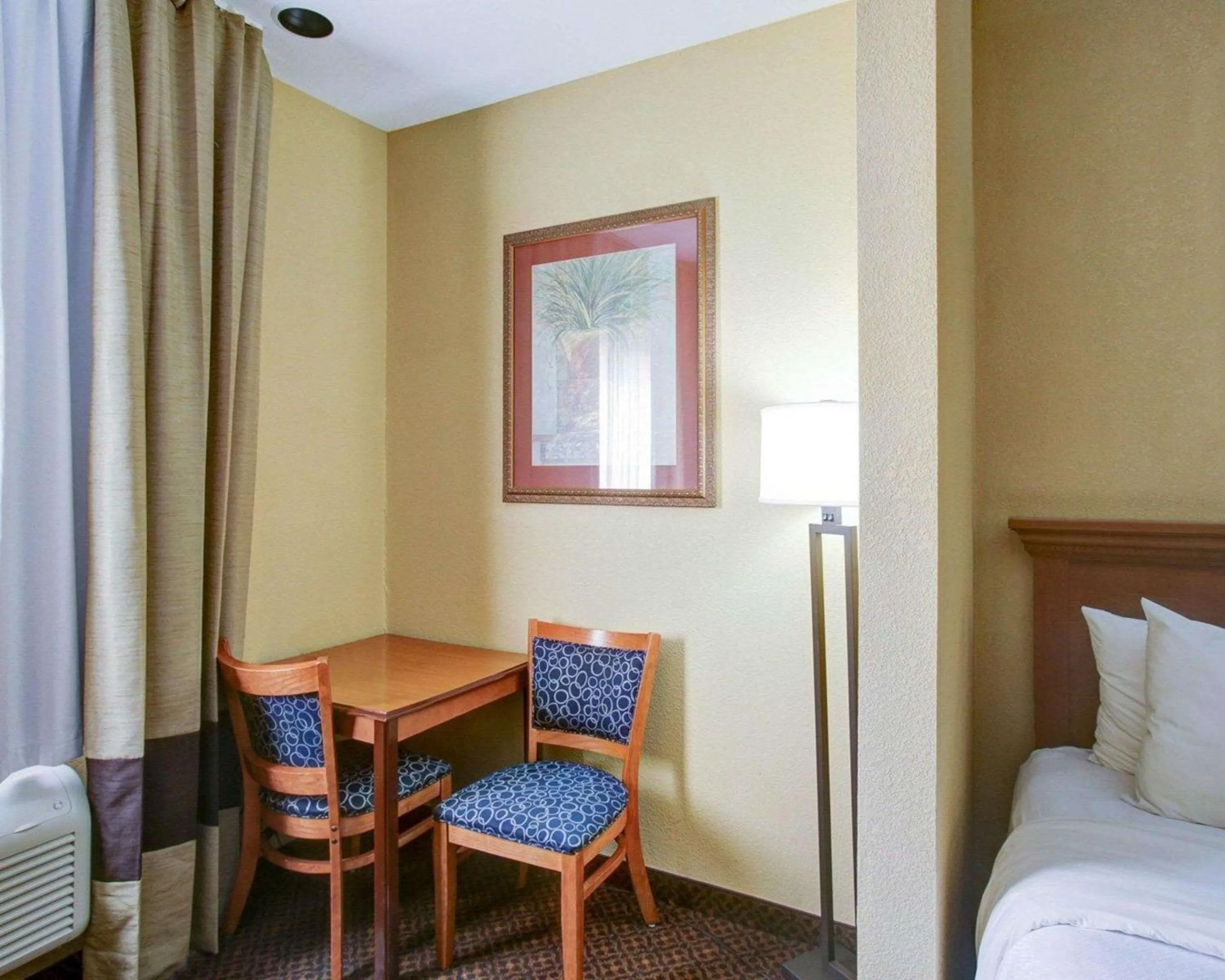 Photo of the whole room, Bed in Comfort Suites Brenham
