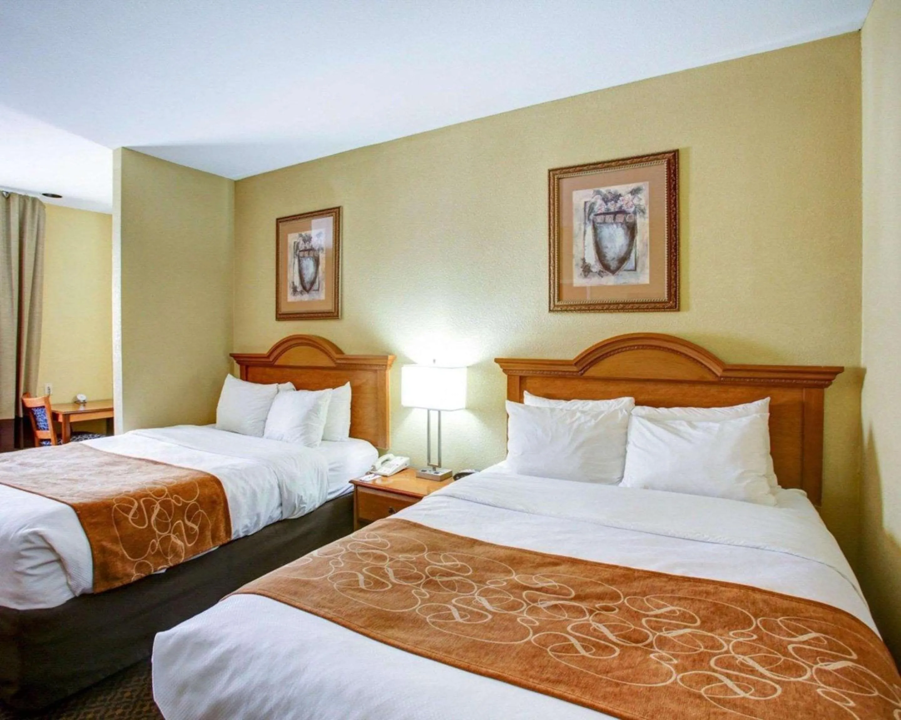 Photo of the whole room, Bed in Comfort Suites Brenham