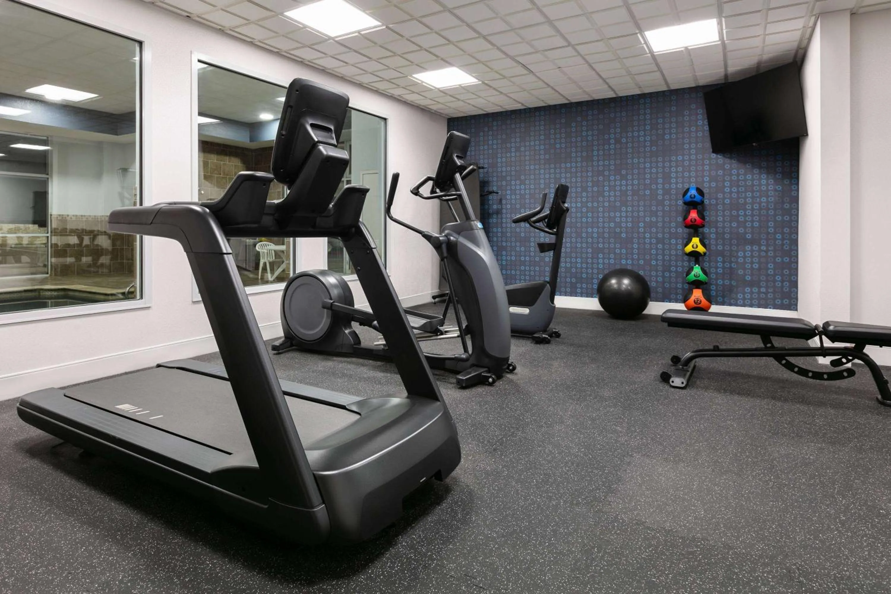 Fitness centre/facilities in La Quinta Inn & Suites by Wyndham Ft Worth-Burleson