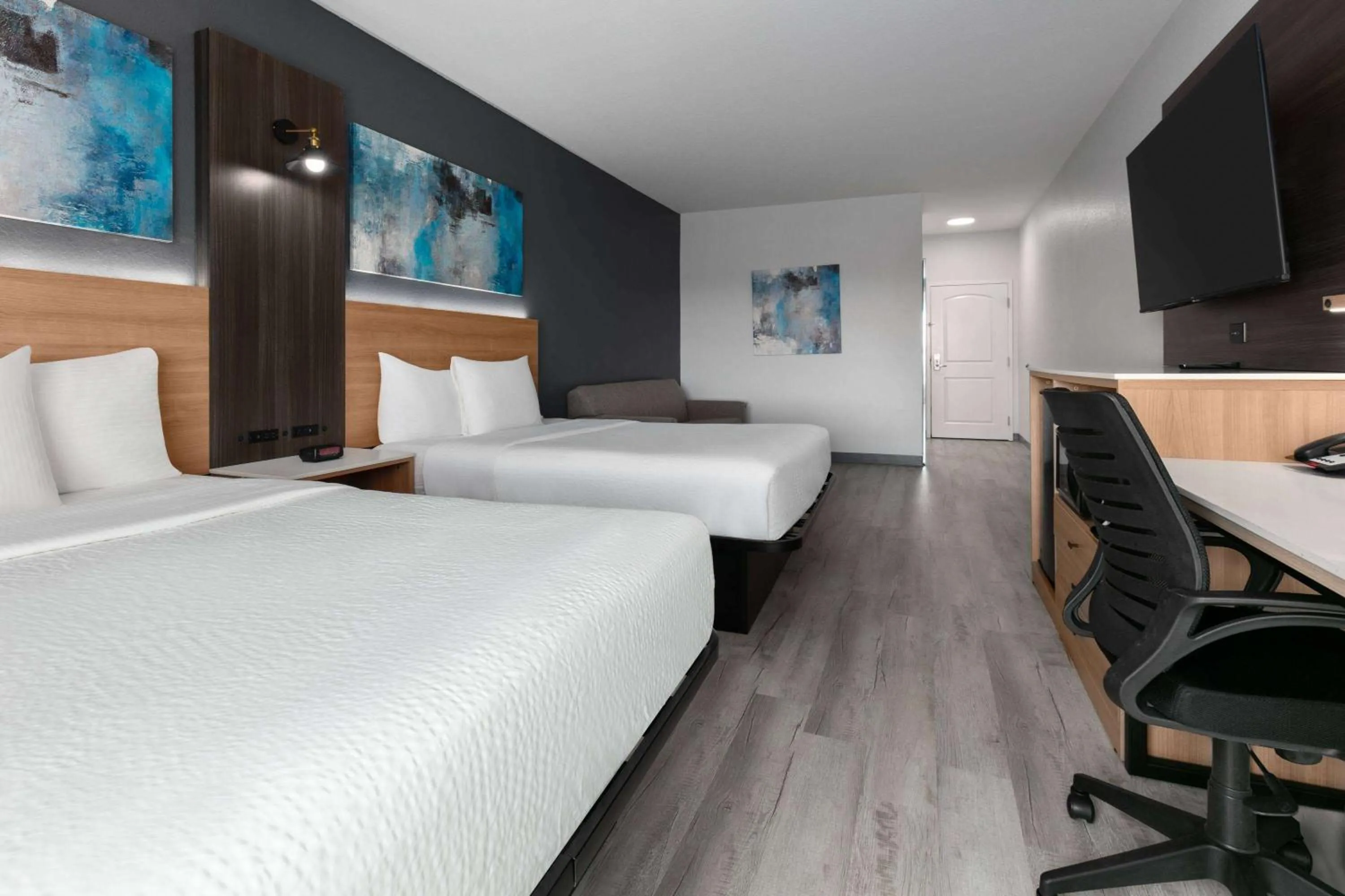 Bed in La Quinta Inn & Suites by Wyndham Ft Worth-Burleson