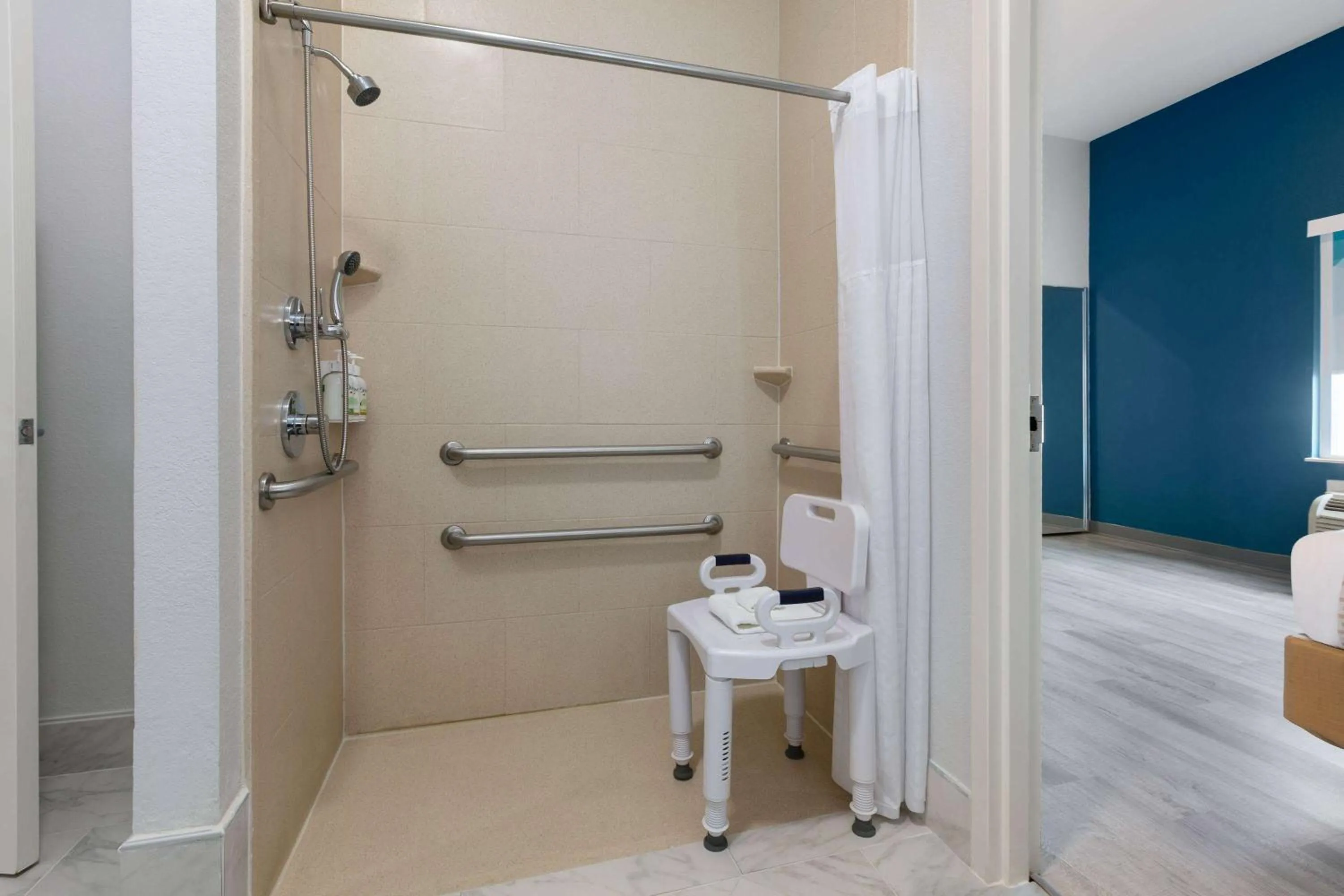 Shower in La Quinta Inn & Suites by Wyndham Ft Worth-Burleson