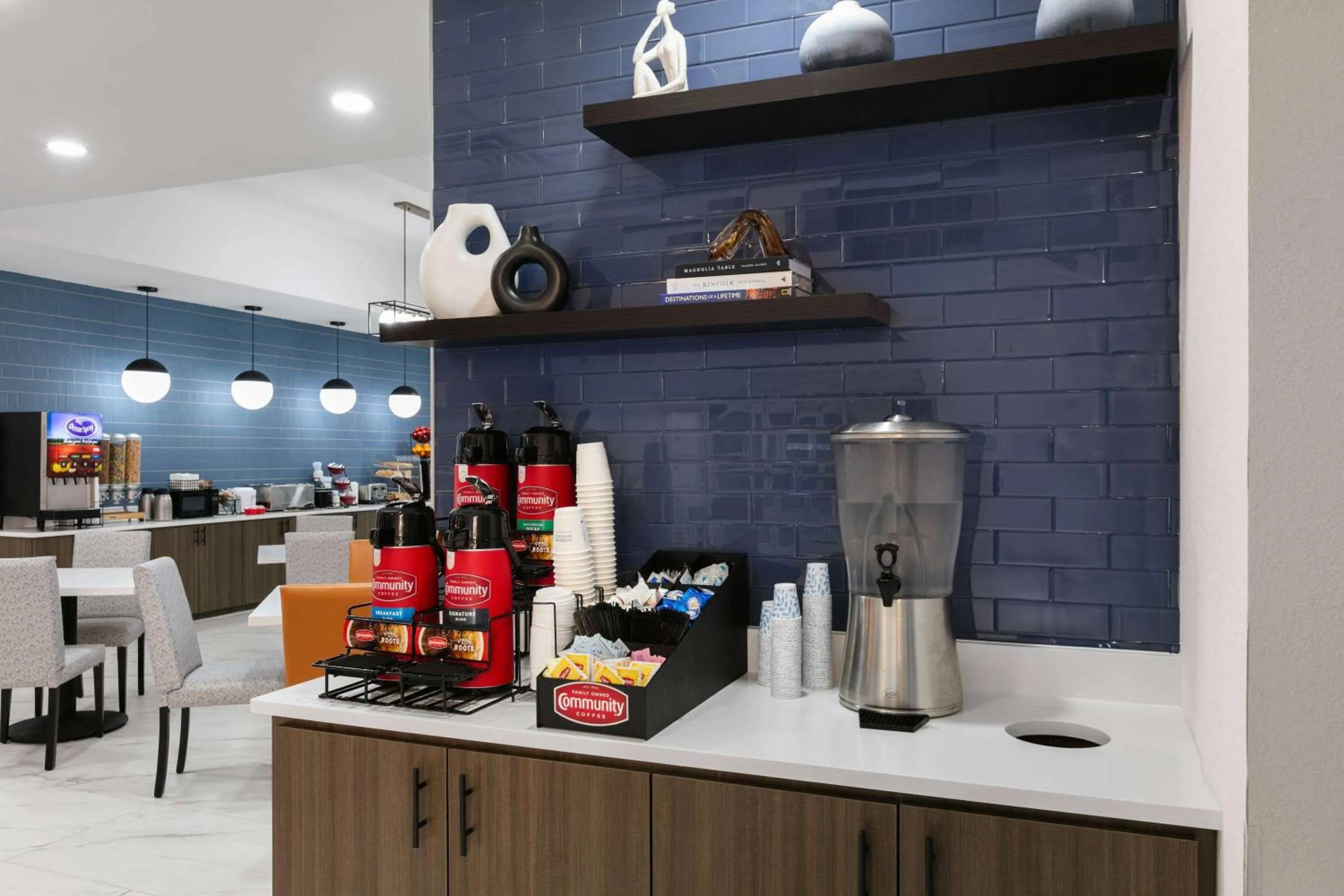 Breakfast in La Quinta Inn & Suites by Wyndham Ft Worth-Burleson