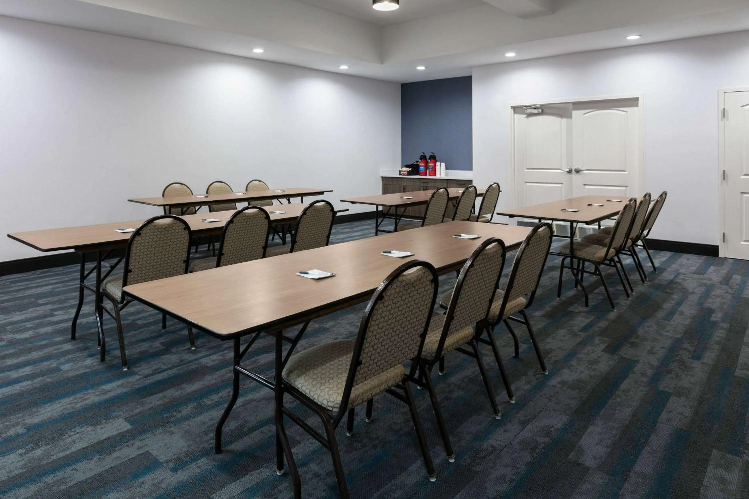 Meeting/conference room in La Quinta Inn & Suites by Wyndham Ft Worth-Burleson