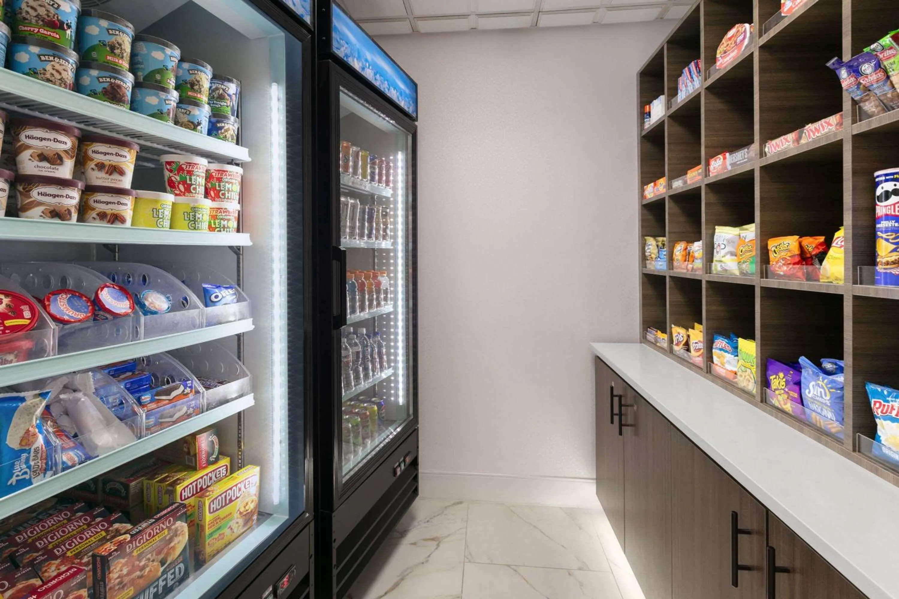 Food and drinks in La Quinta Inn & Suites by Wyndham Ft Worth-Burleson