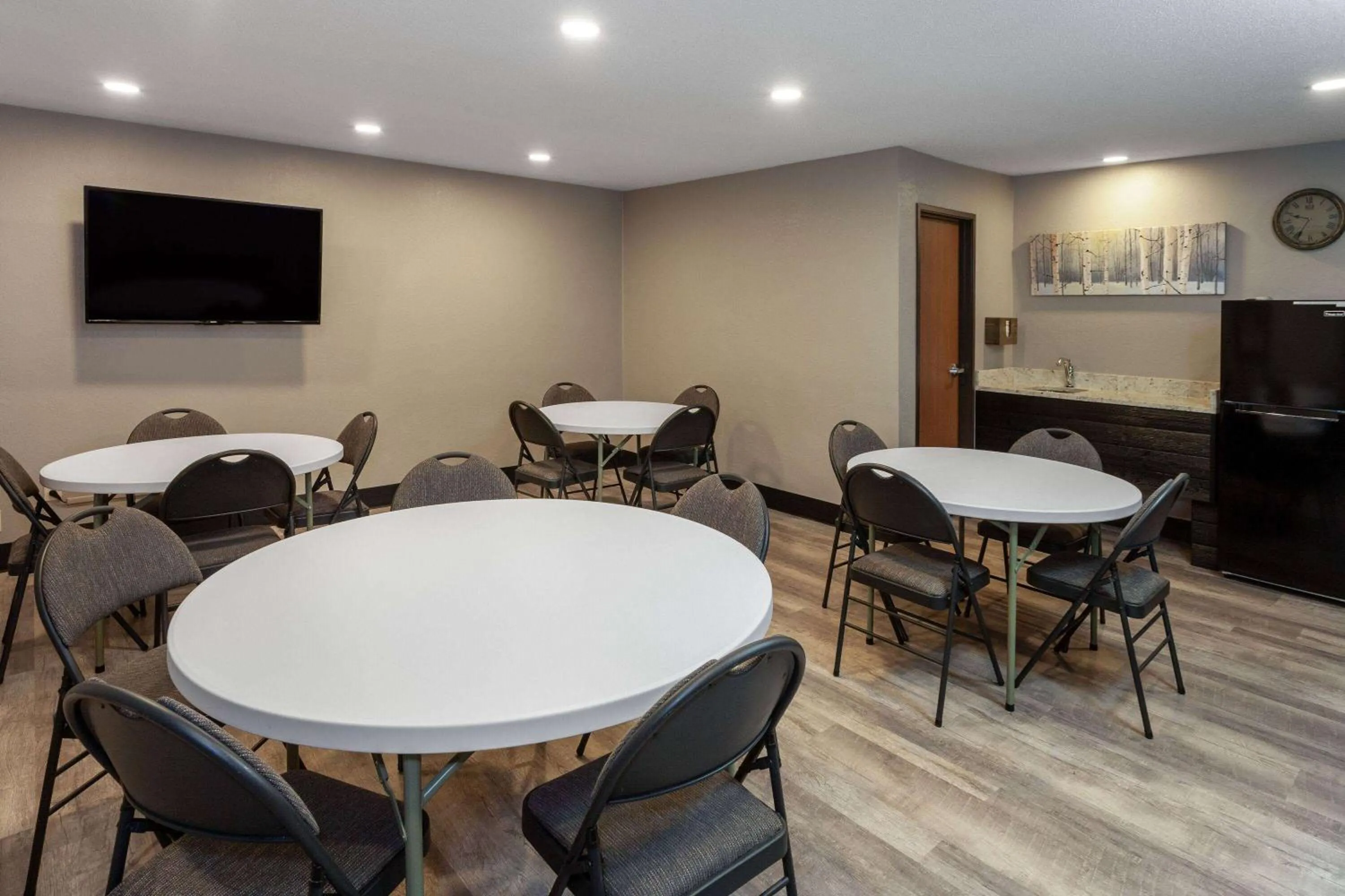 Meeting/conference room in AmericInn by Wyndham New Richmond