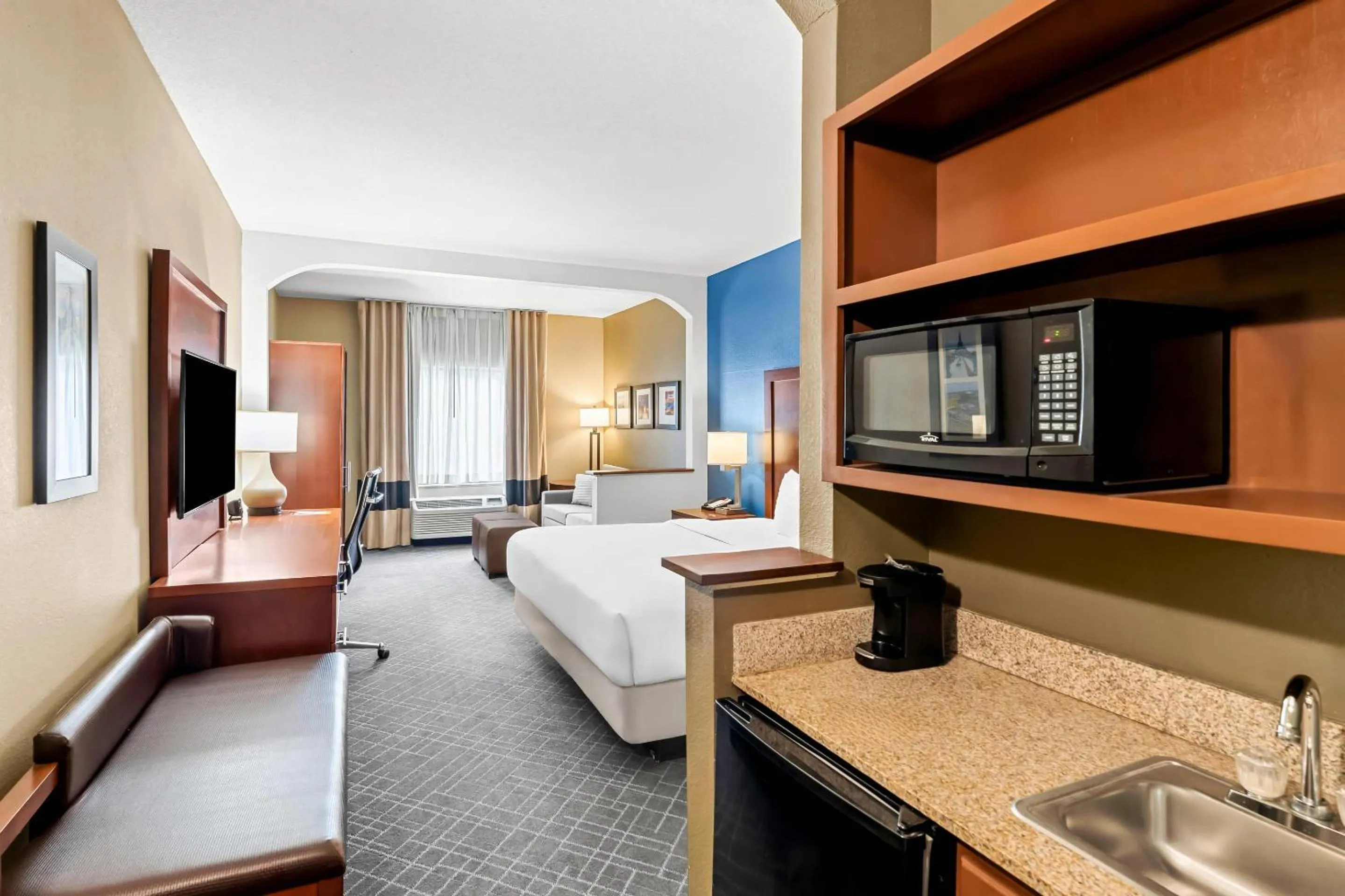 Bedroom, Bed in Comfort Suites Daphne - Mobile East Bay