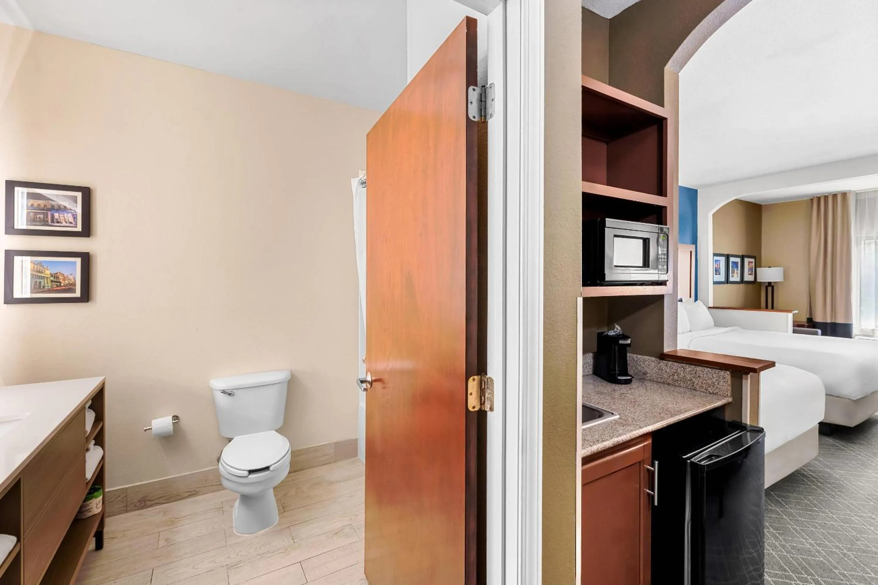 Bedroom, Bed in Comfort Suites Daphne - Mobile East Bay