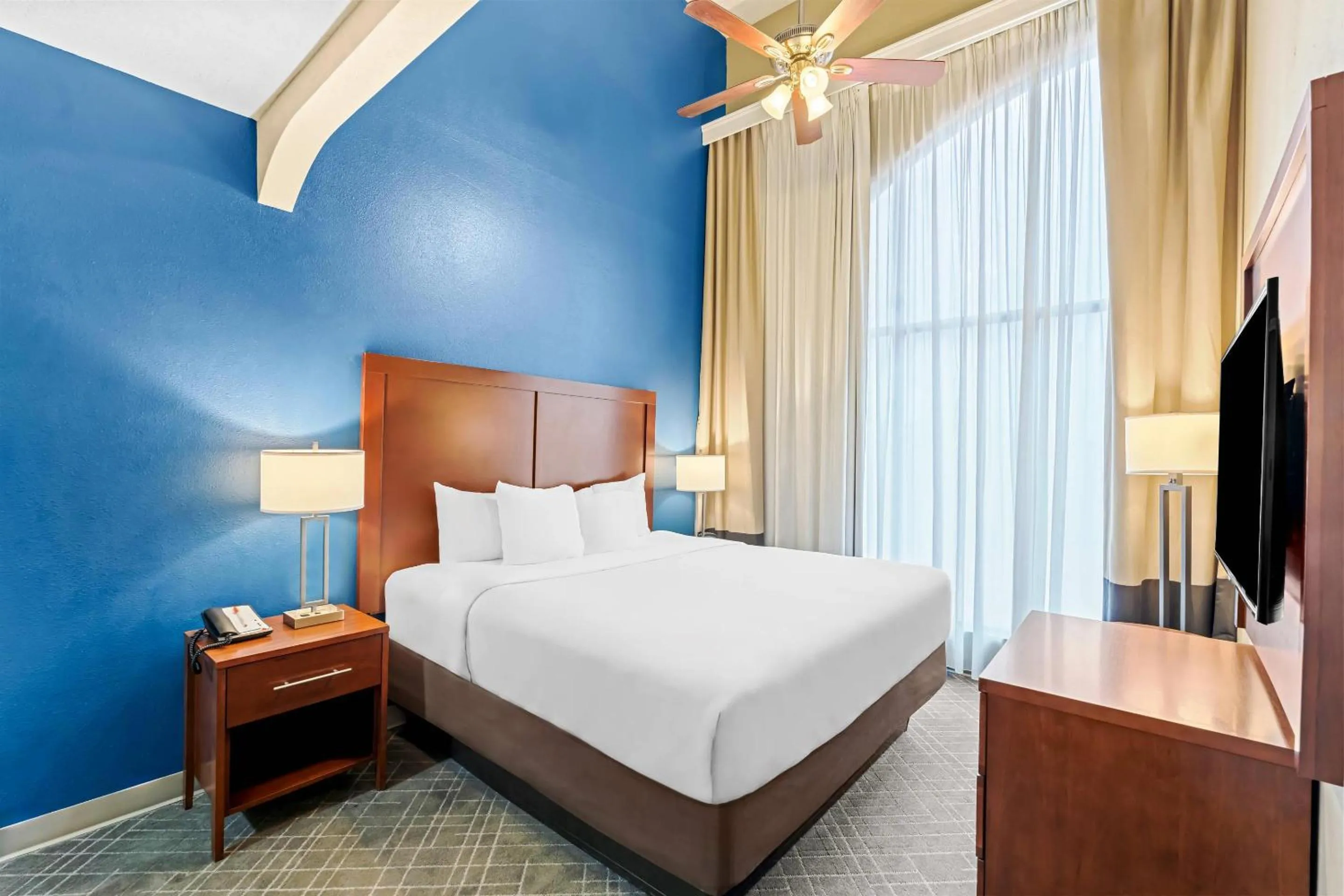 Bedroom, Bed in Comfort Suites Daphne - Mobile East Bay