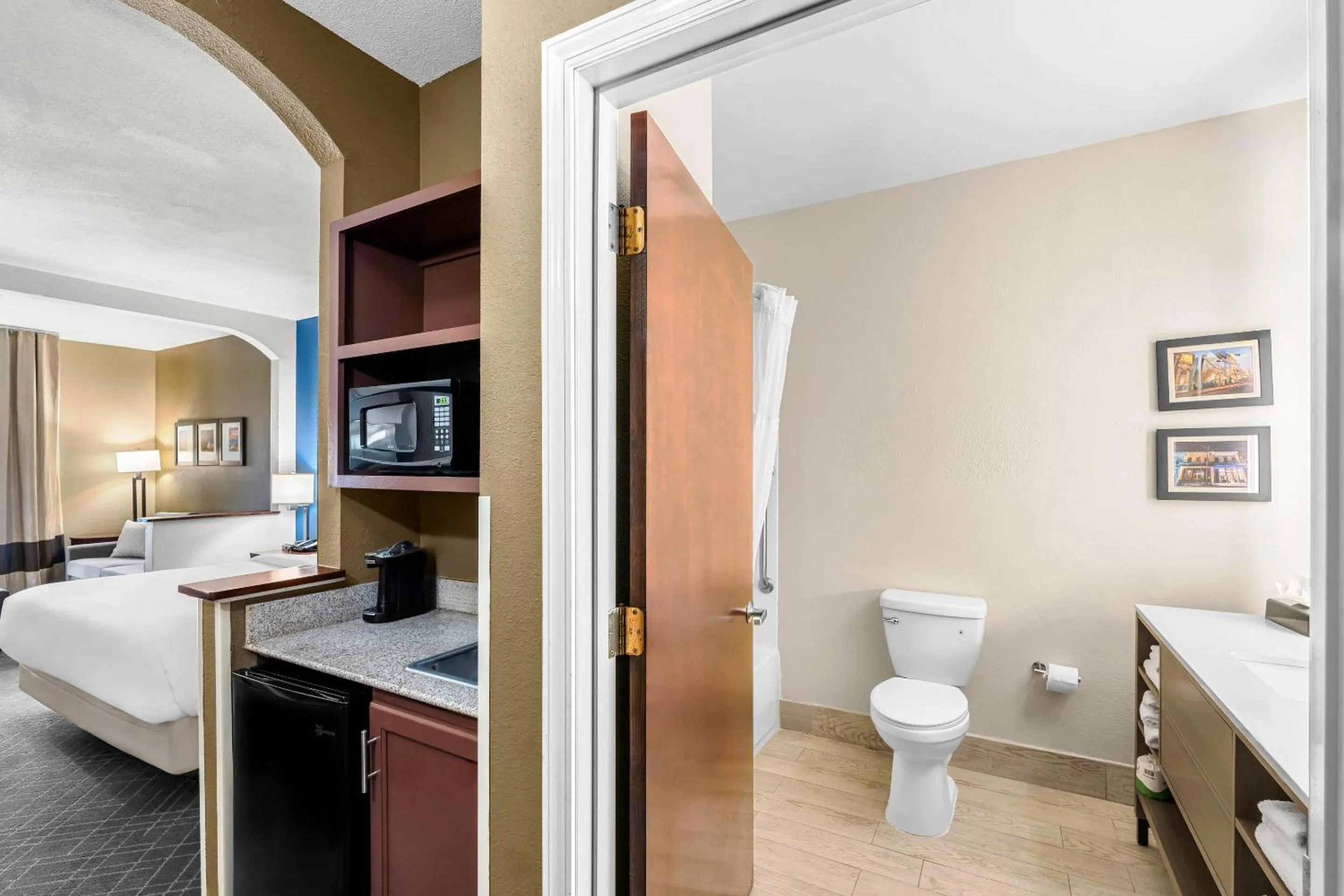 Bedroom, Bed in Comfort Suites Daphne - Mobile East Bay