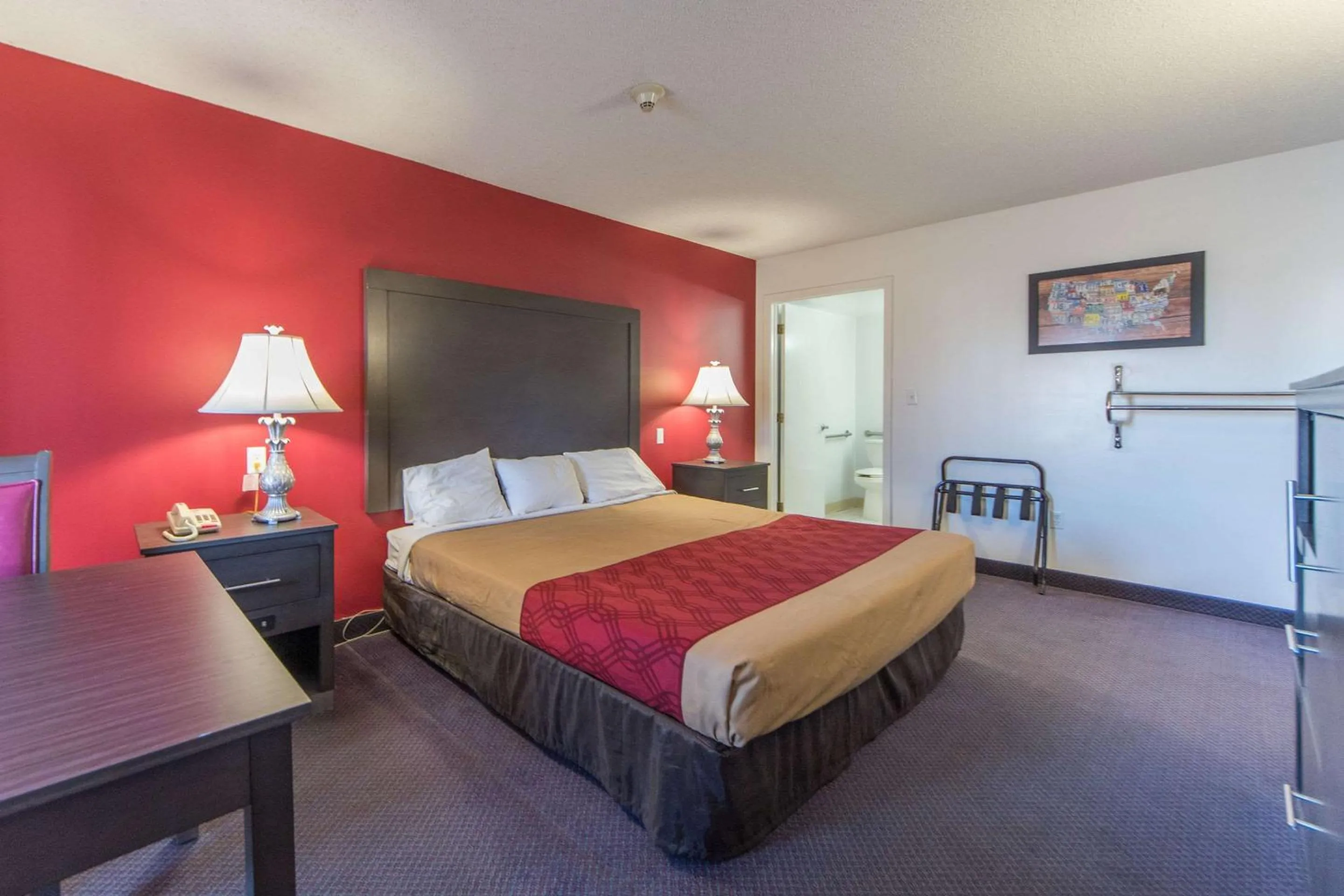 Photo of the whole room, Bed in Econo Lodge Ruther Glen