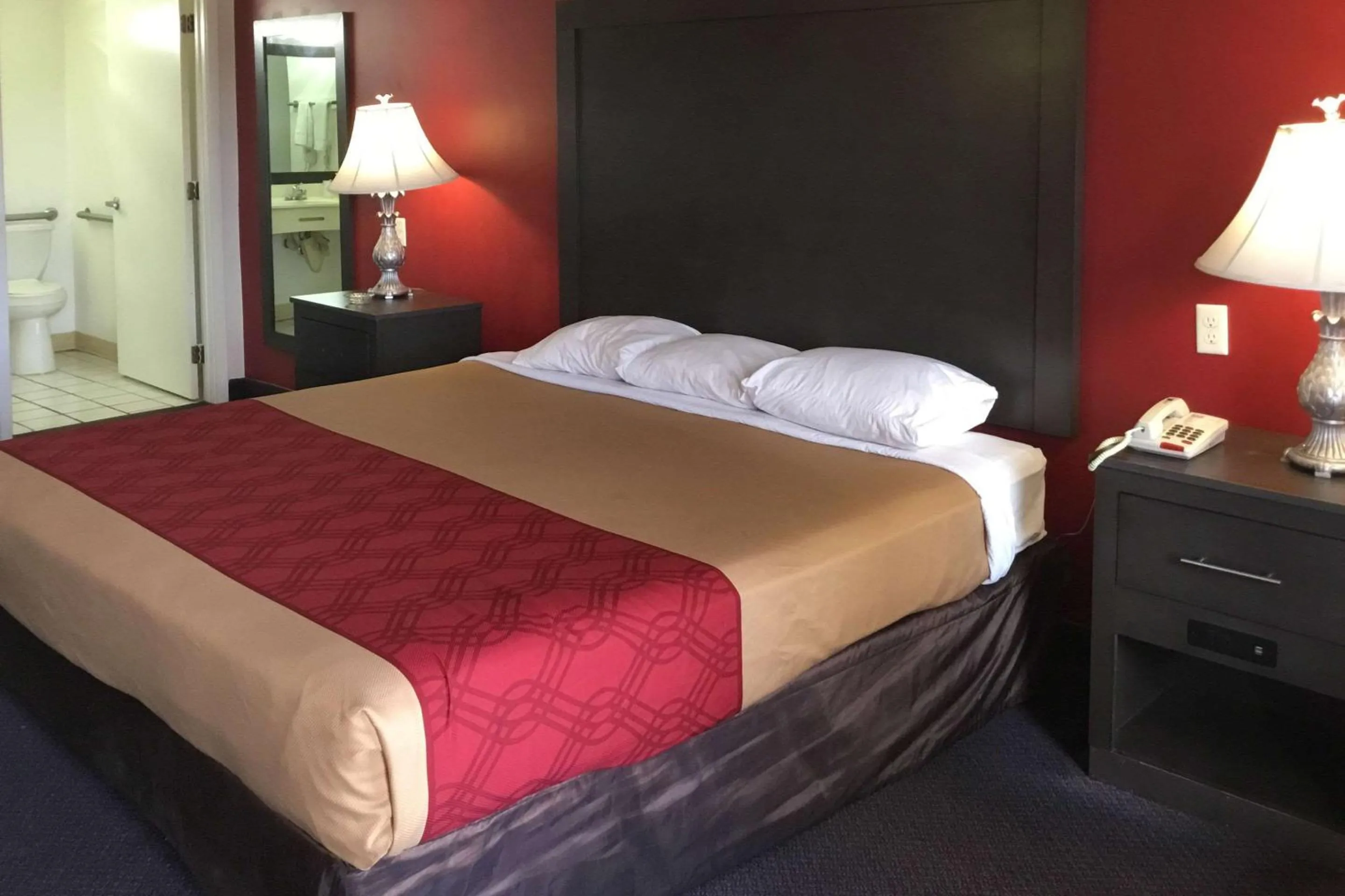 Photo of the whole room, Bed in Econo Lodge Ruther Glen