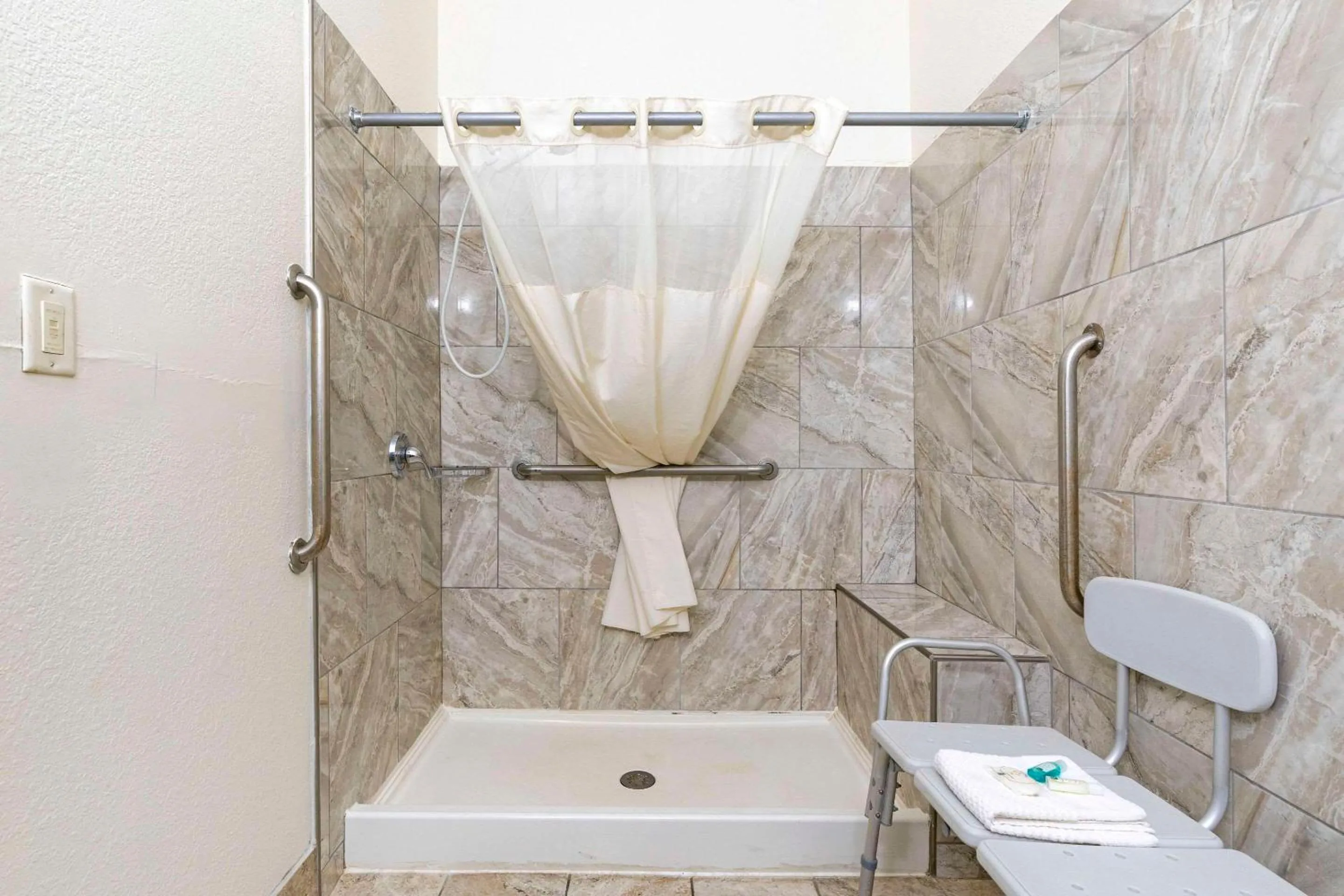 Bedroom in Quality Suites La Grange