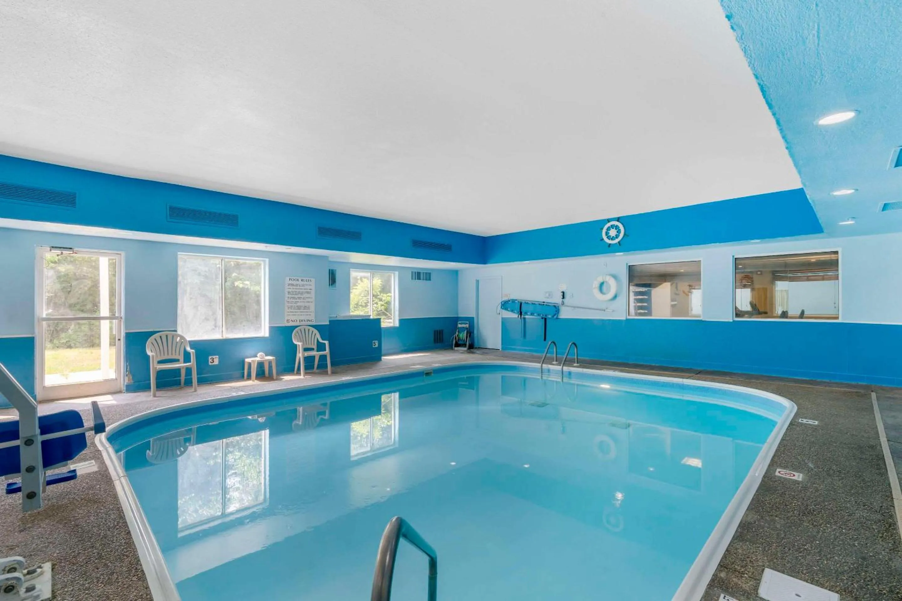 Swimming pool in Quality Suites La Grange