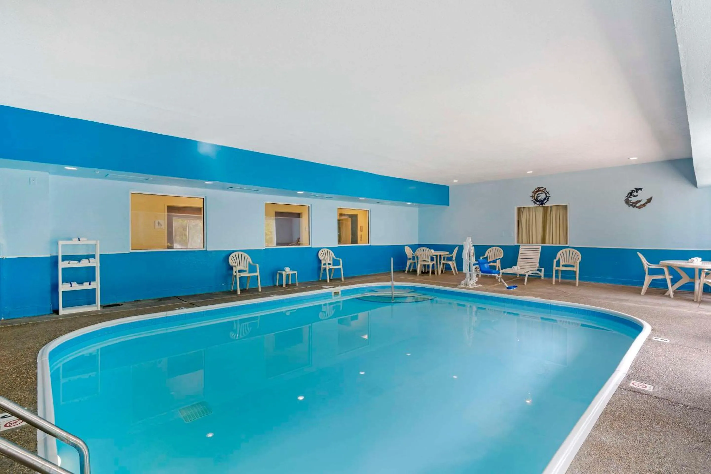 Swimming pool in Quality Suites La Grange