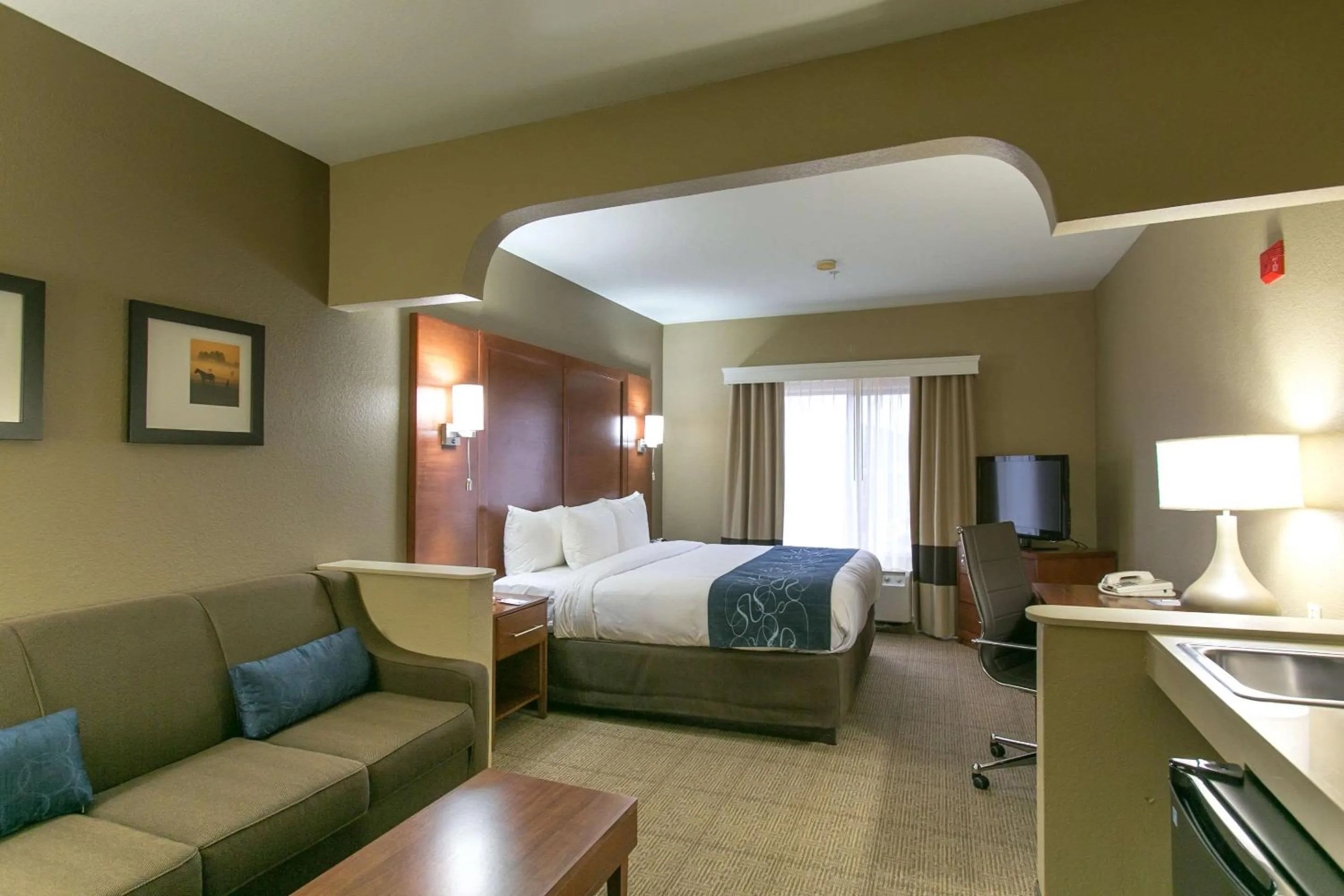 Photo of the whole room, Bed in Comfort Suites Austin NW Lakeline