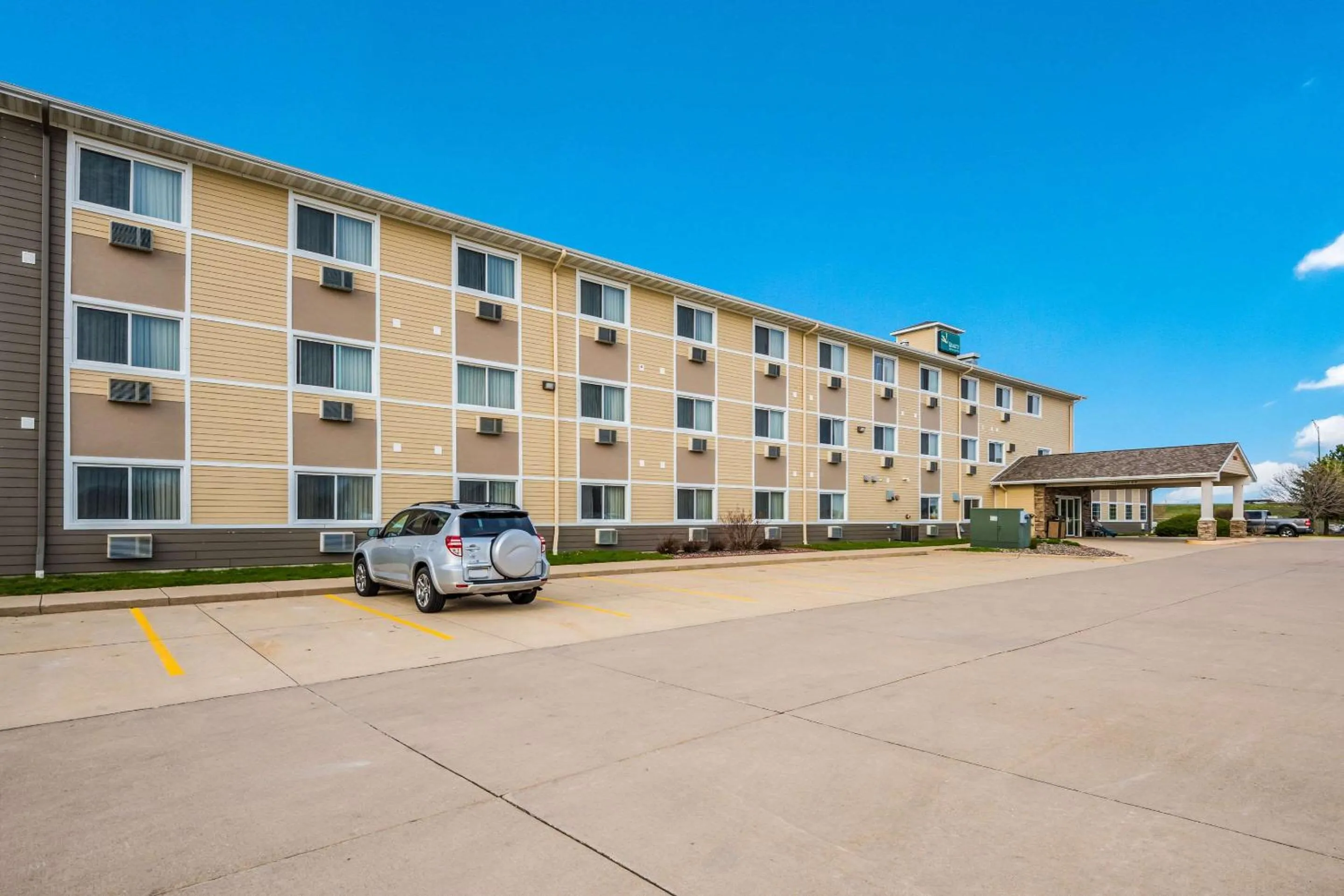 Property building in Quality Inn & Suites Eldridge Davenport North