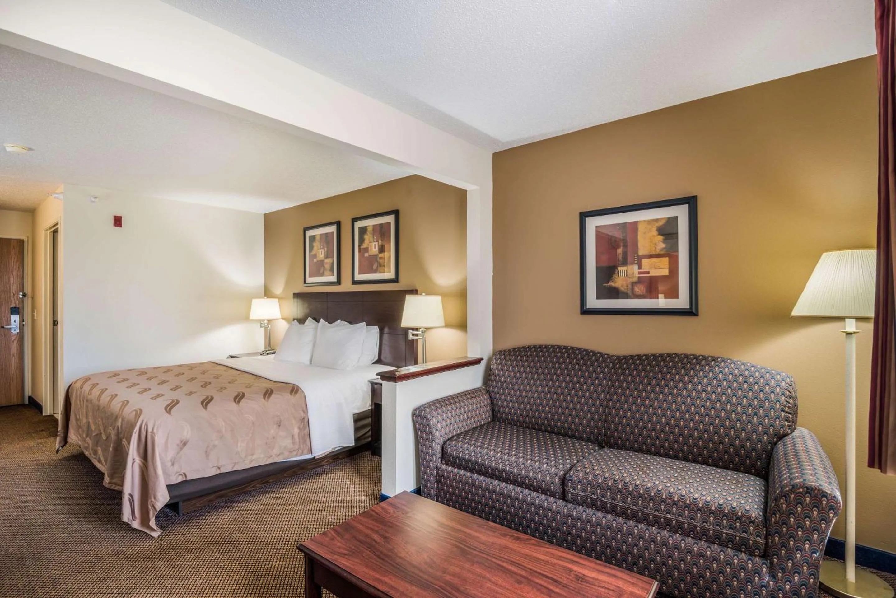 Photo of the whole room, Bed in Quality Inn & Suites Eldridge Davenport North