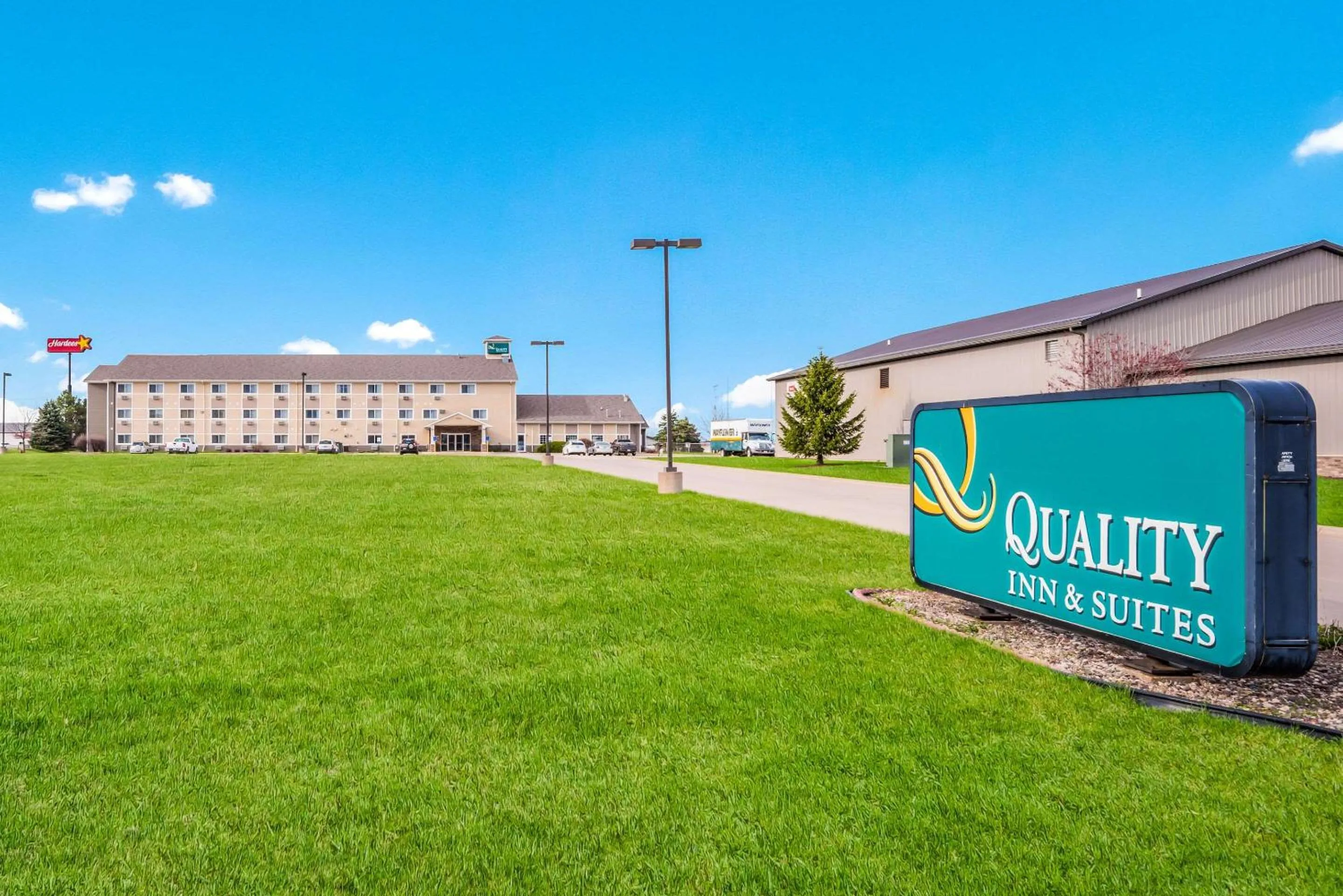 Property building in Quality Inn & Suites Eldridge Davenport North