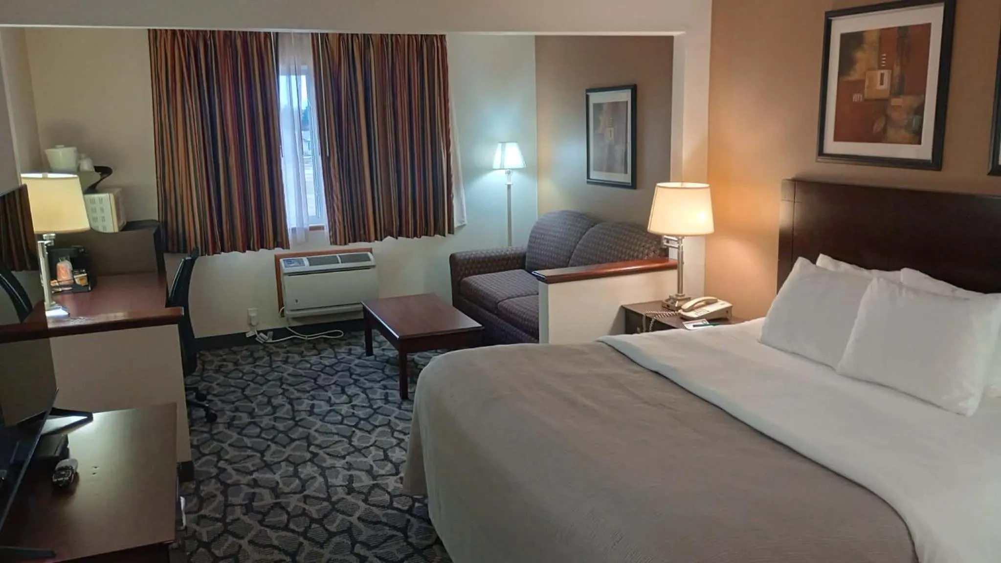 Bed in Quality Inn & Suites Eldridge Davenport North