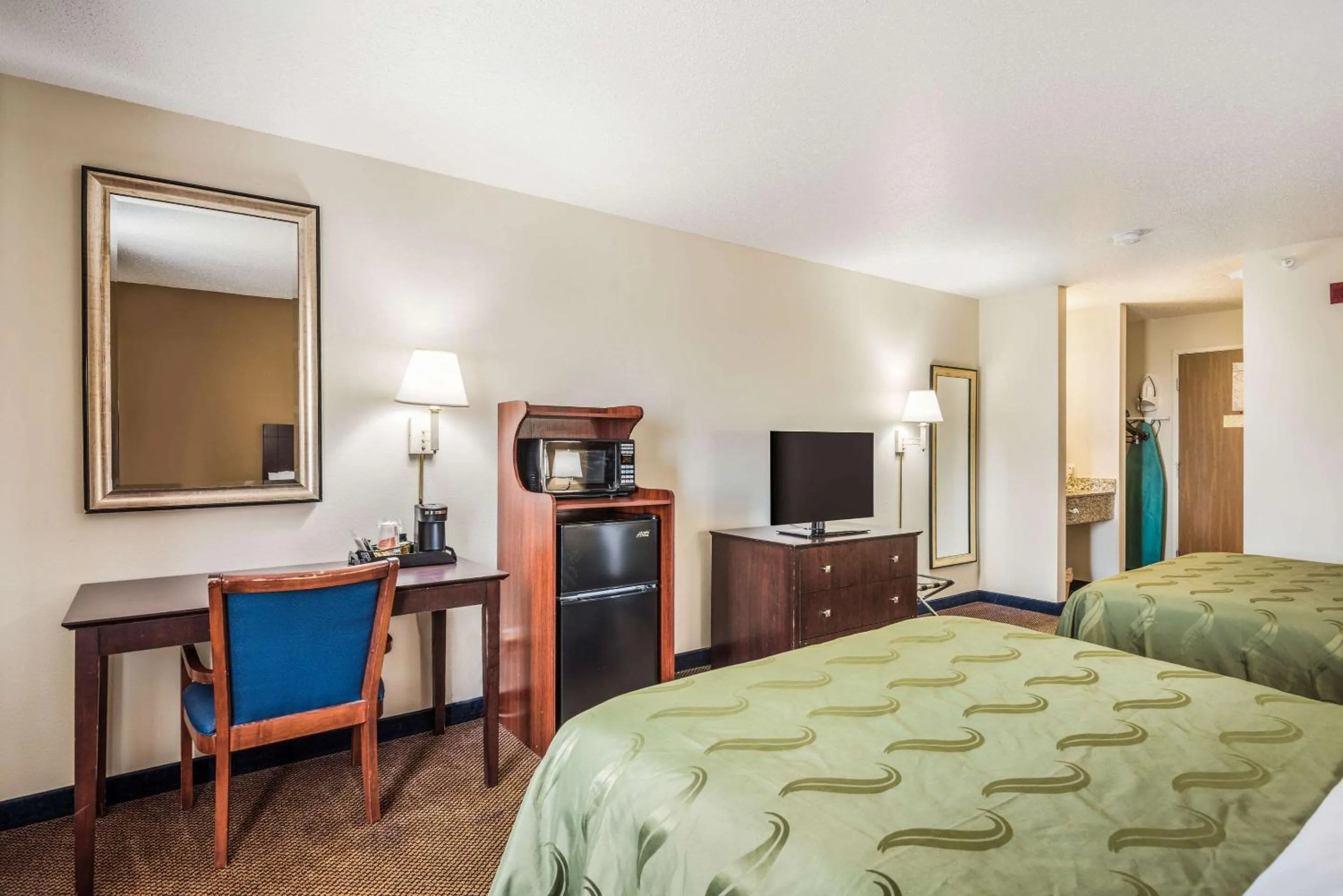 TV and multimedia, Bed in Quality Inn & Suites Eldridge Davenport North