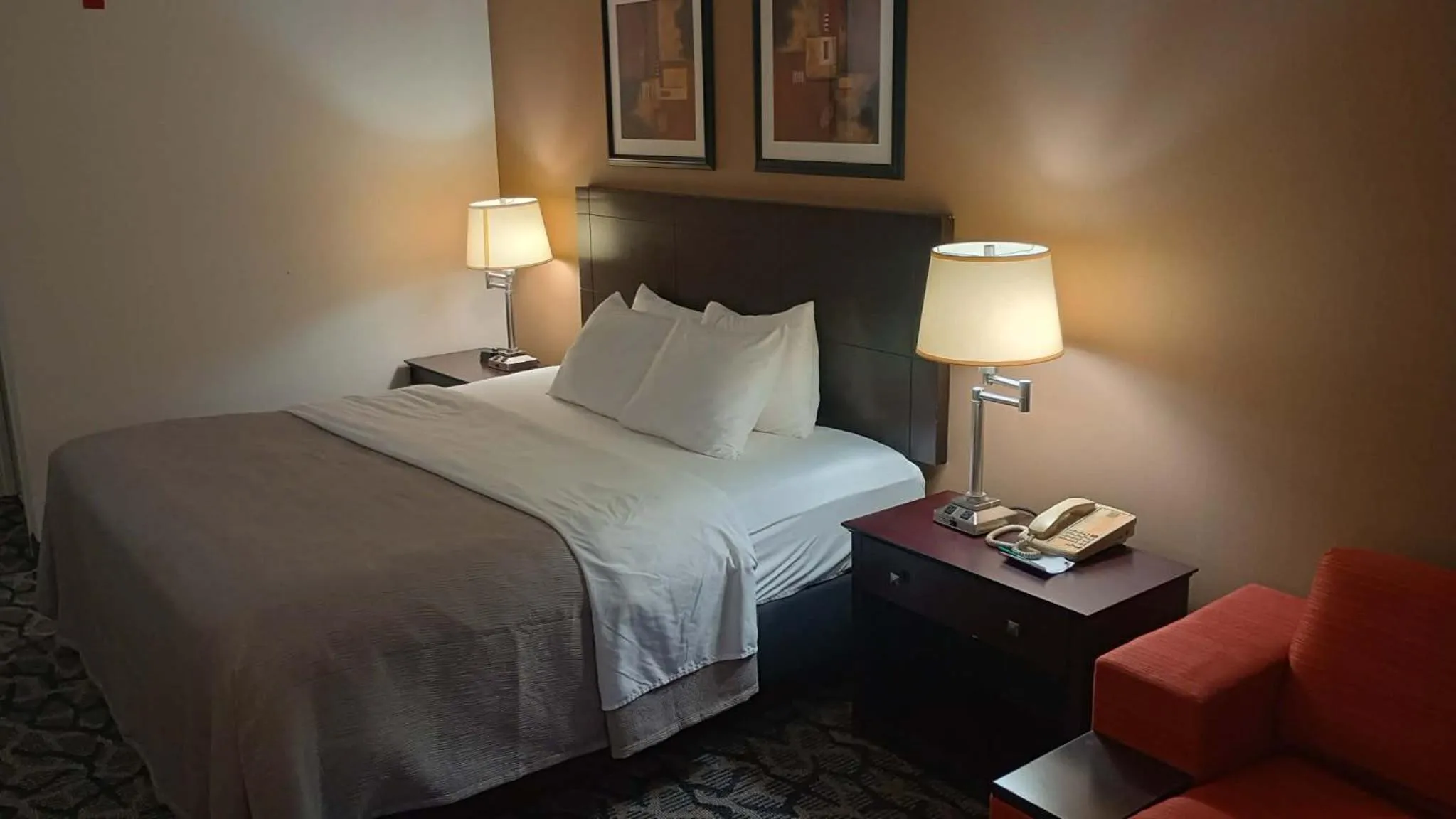 Bed in Quality Inn & Suites Eldridge Davenport North