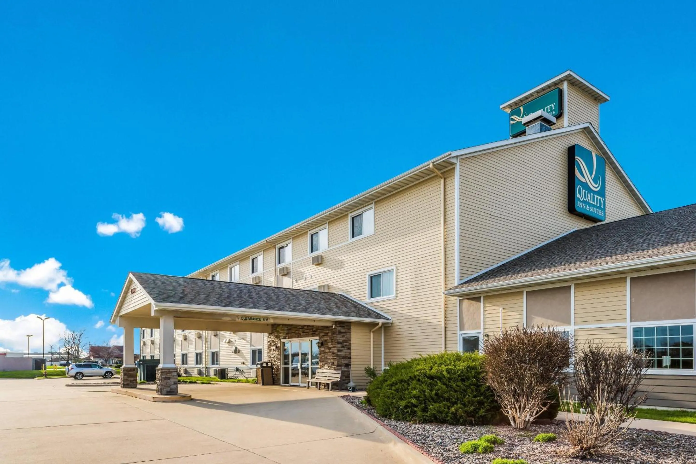 Property building in Quality Inn & Suites Eldridge Davenport North