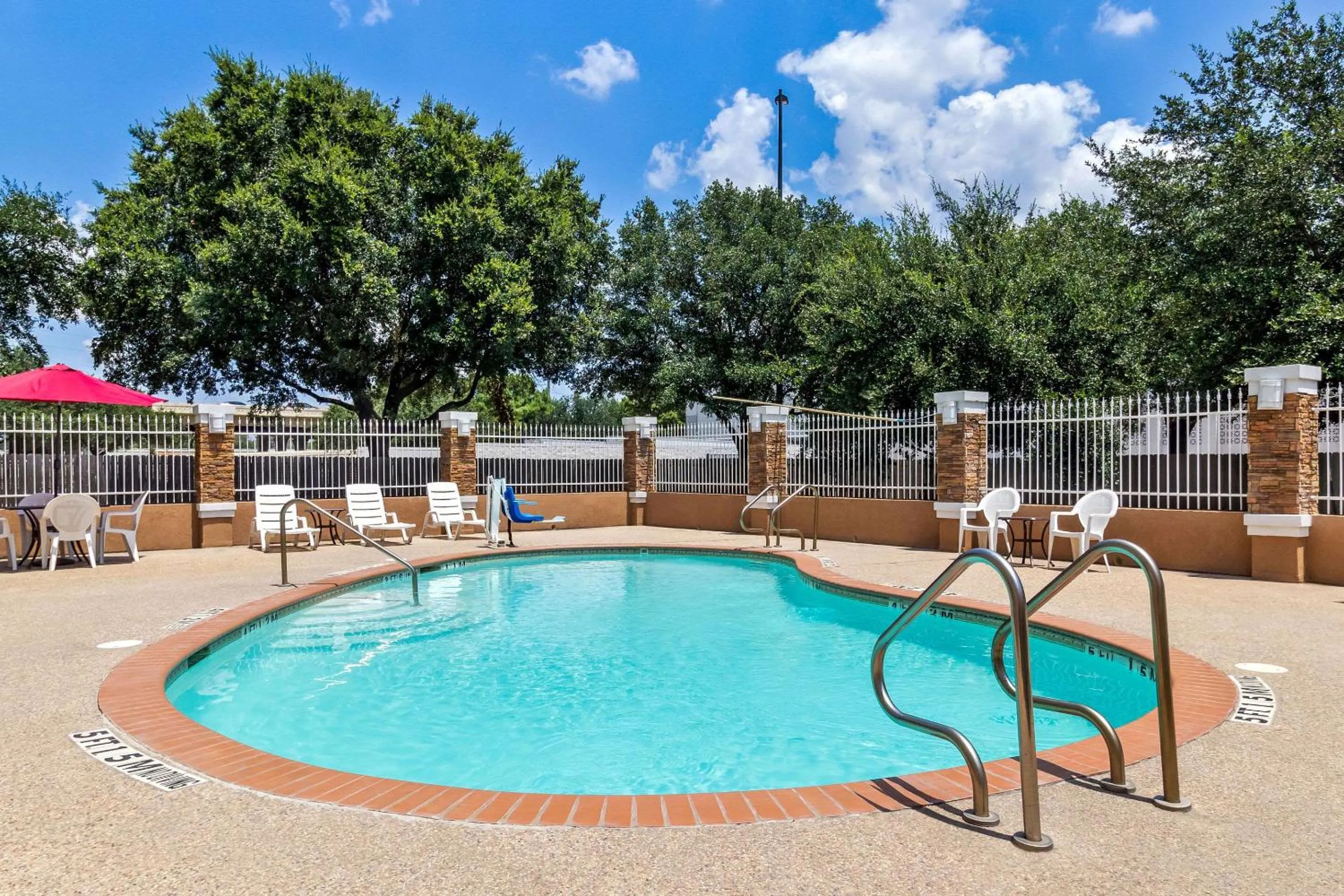 Swimming pool in Comfort Suites at Katy Mills