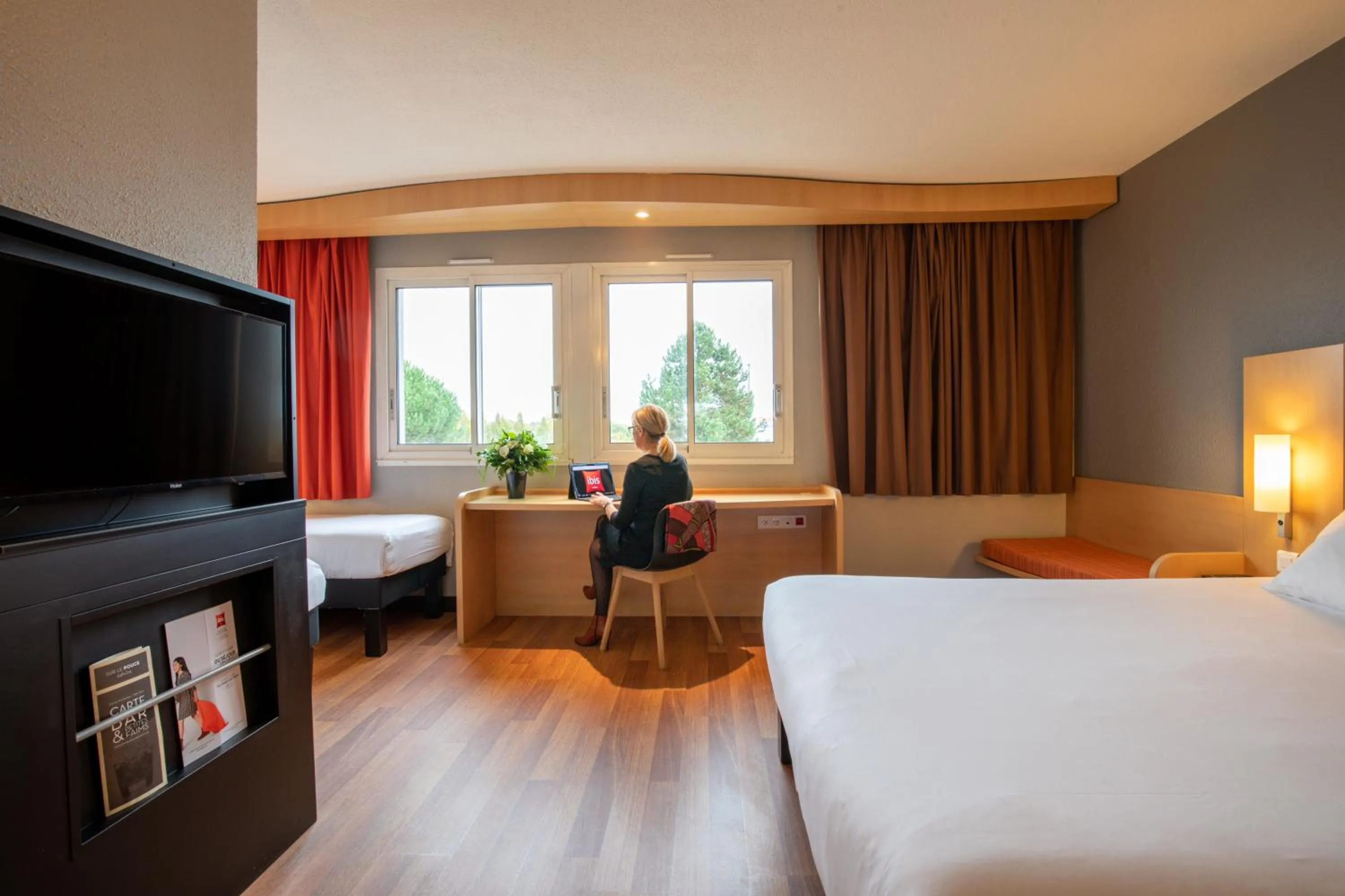 Photo of the whole room, Bed in ibis Quimperle