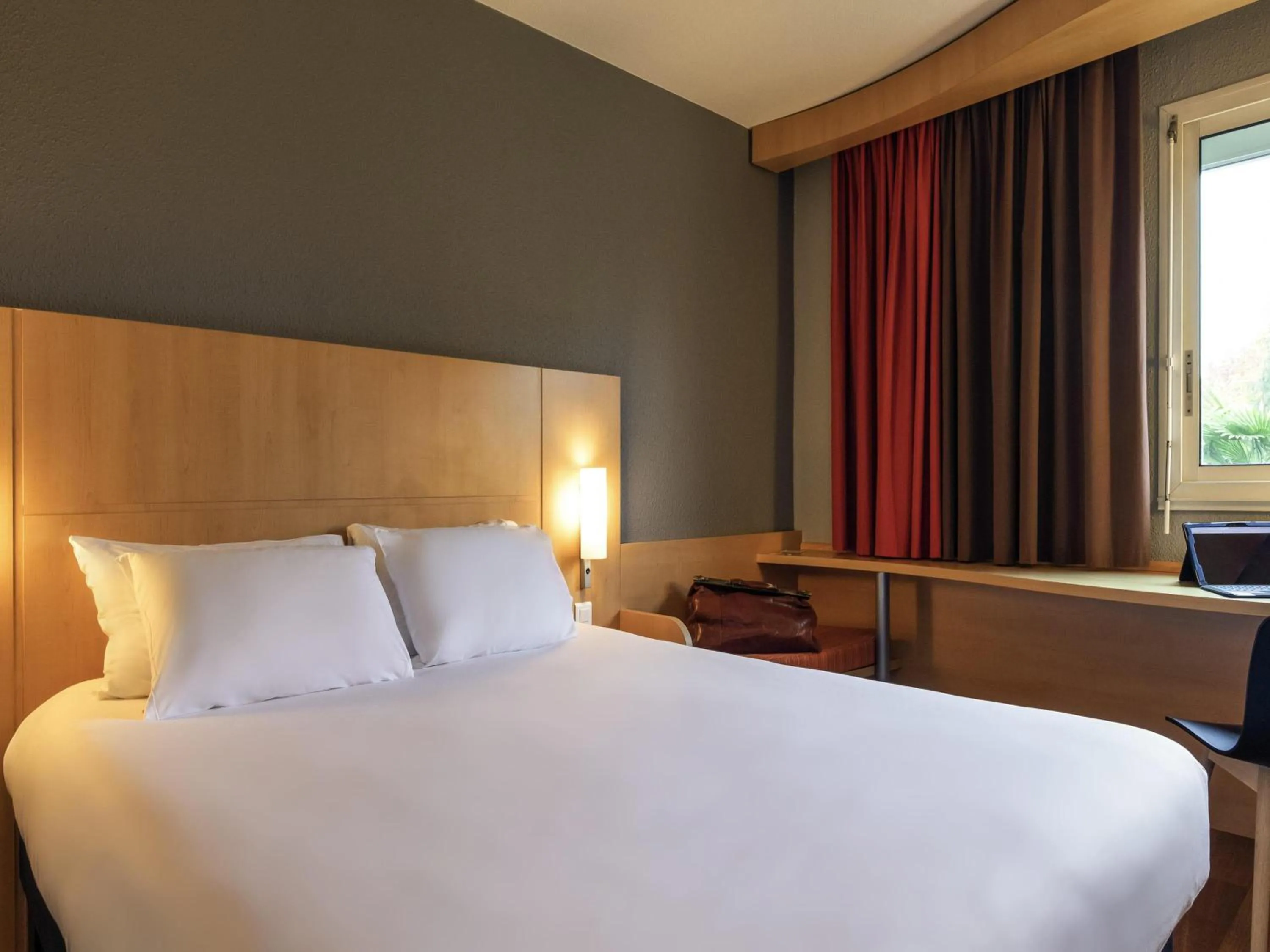 Bedroom, Bed in ibis Quimperle