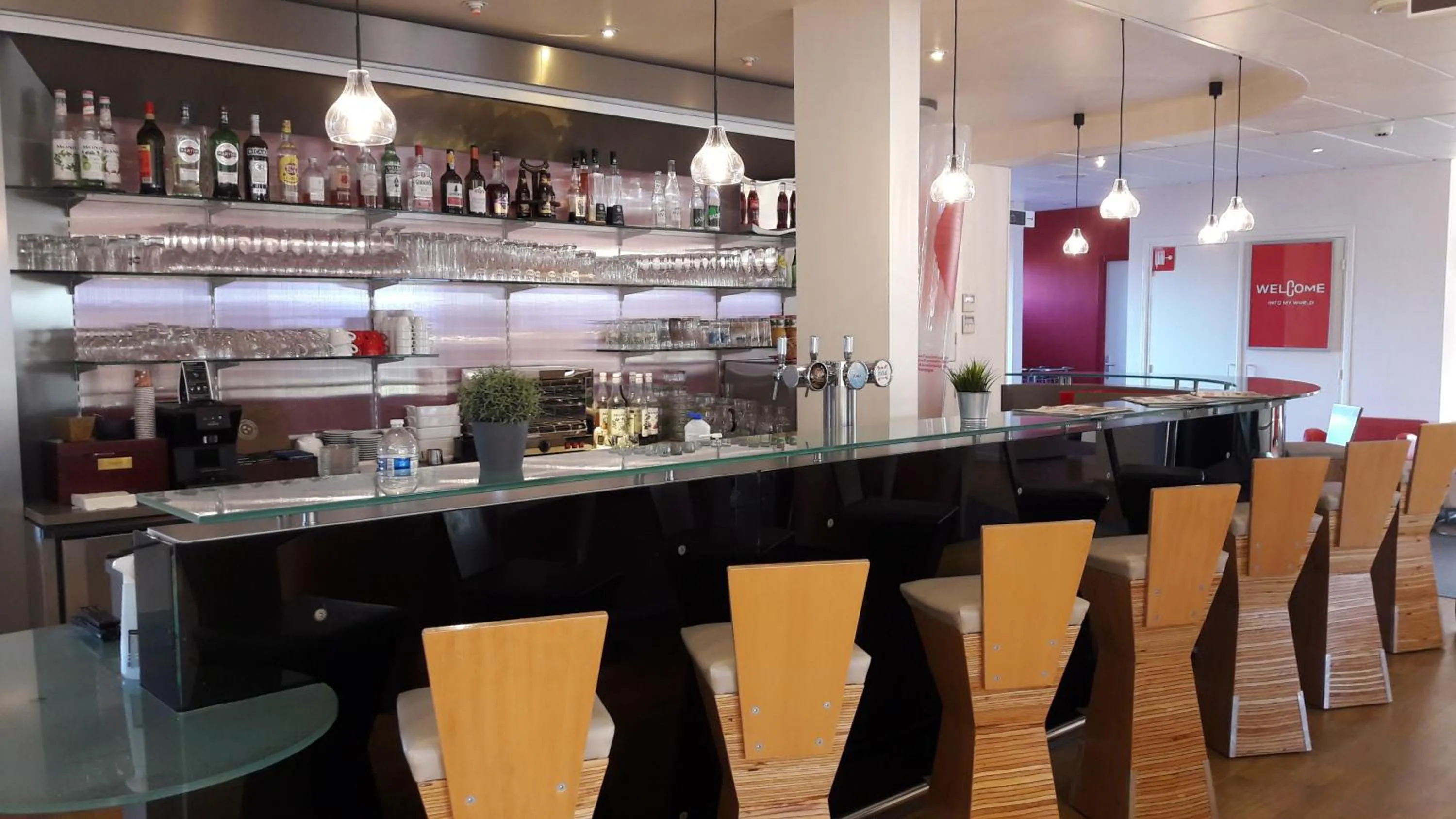 Lounge or bar in ibis Quimperle