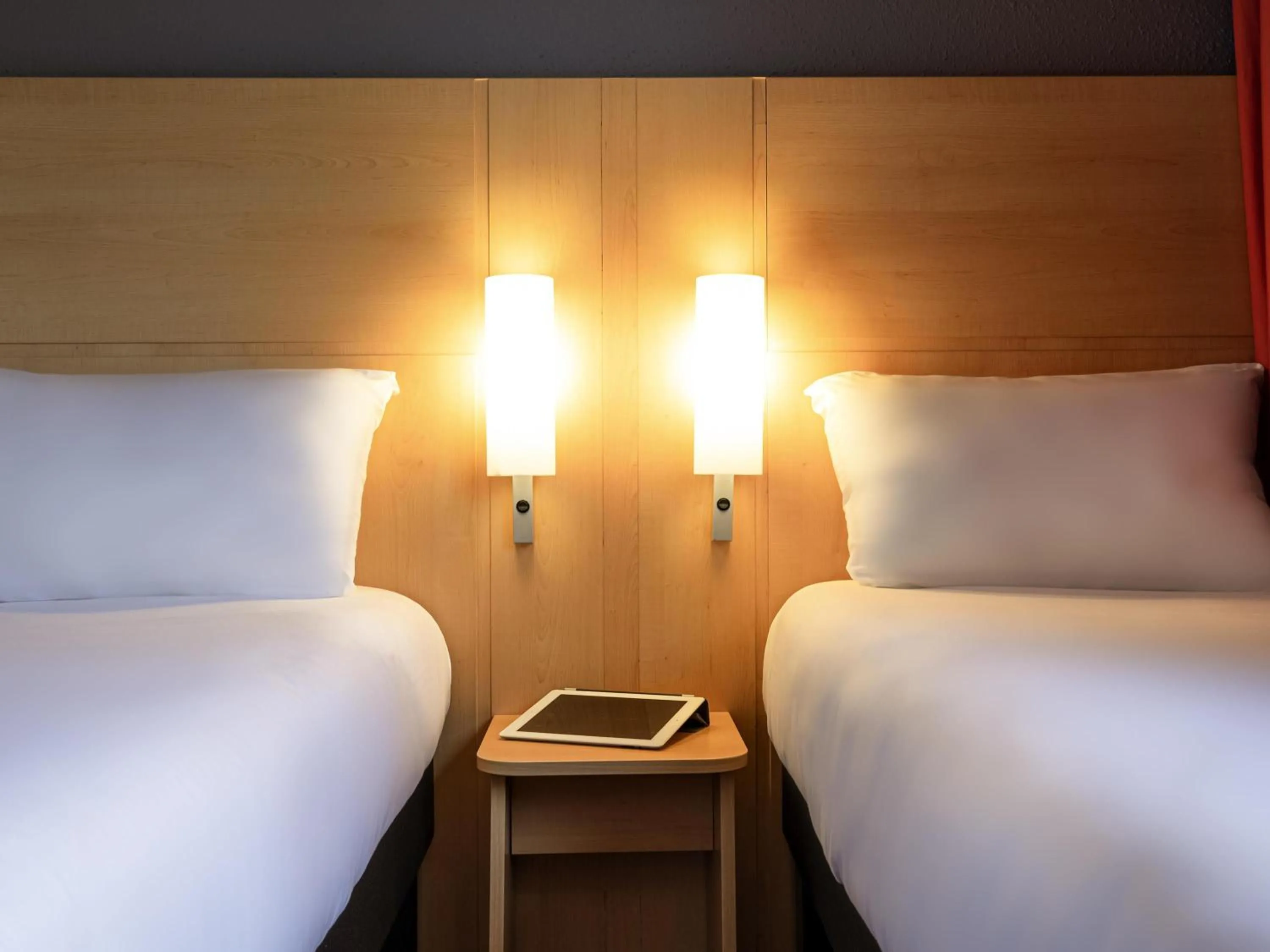 Bedroom, Bed in ibis Quimperle