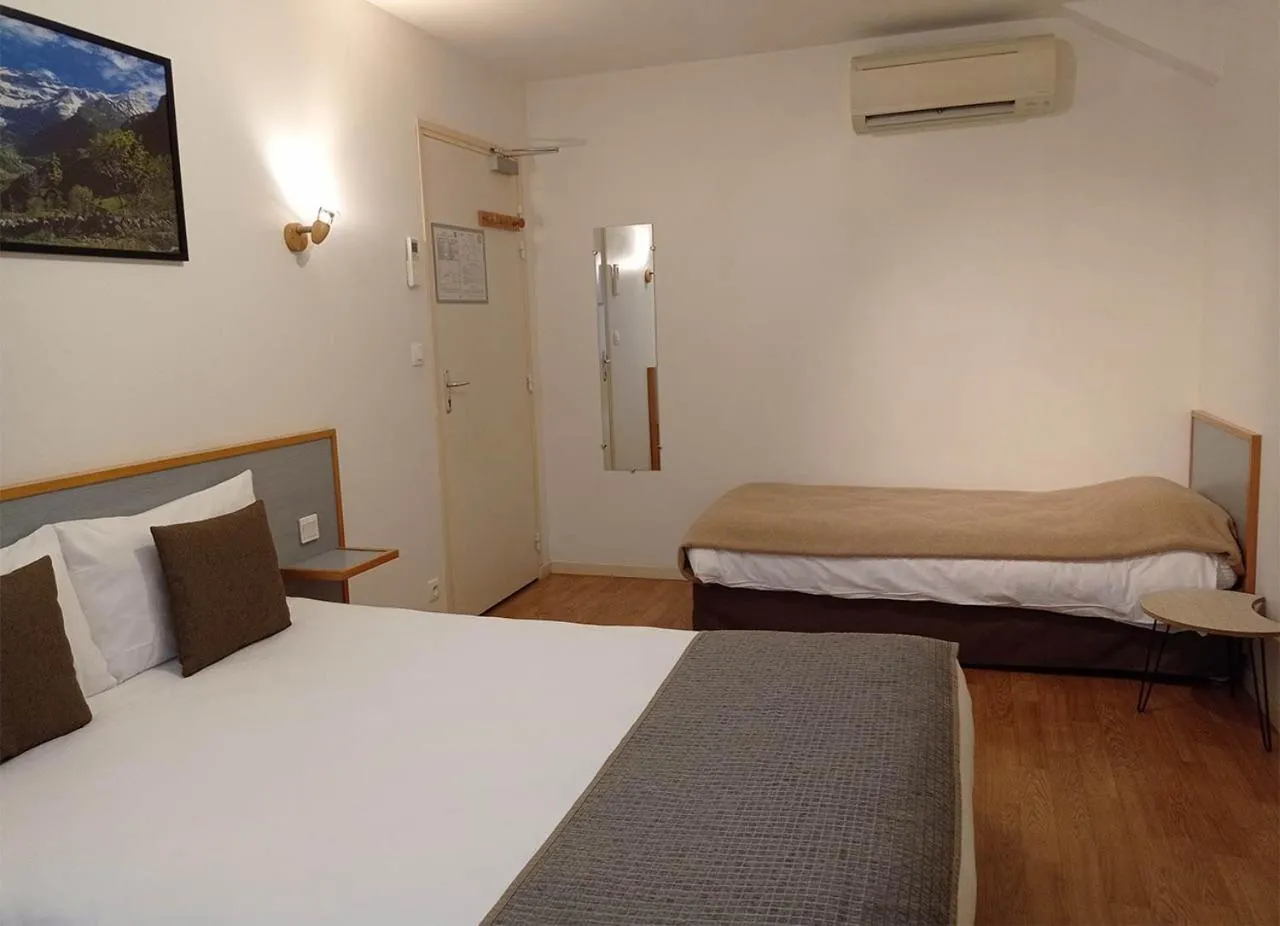 Bedroom, Bed in Hôtel de la Gare