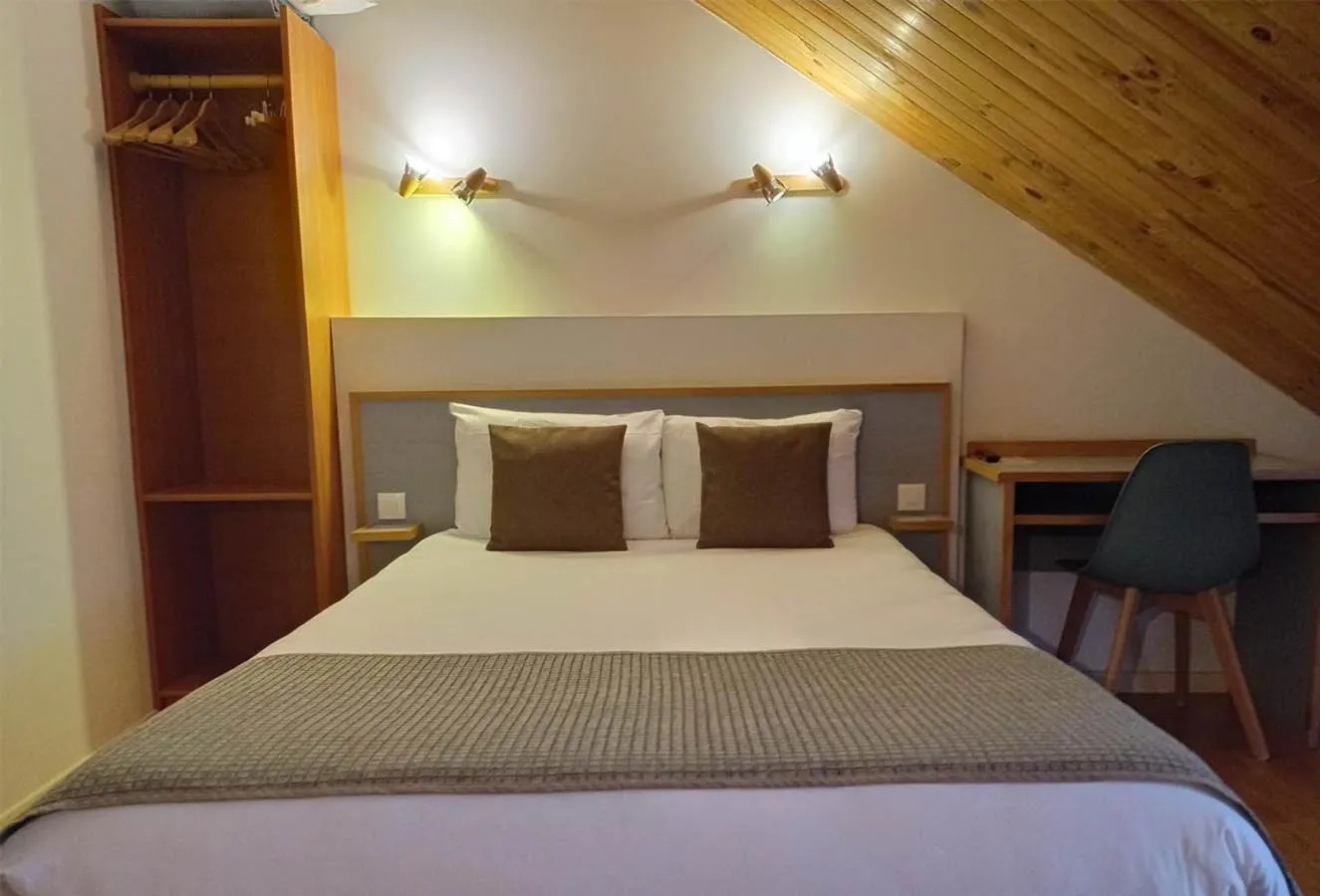 Bedroom, Bed in Hôtel de la Gare