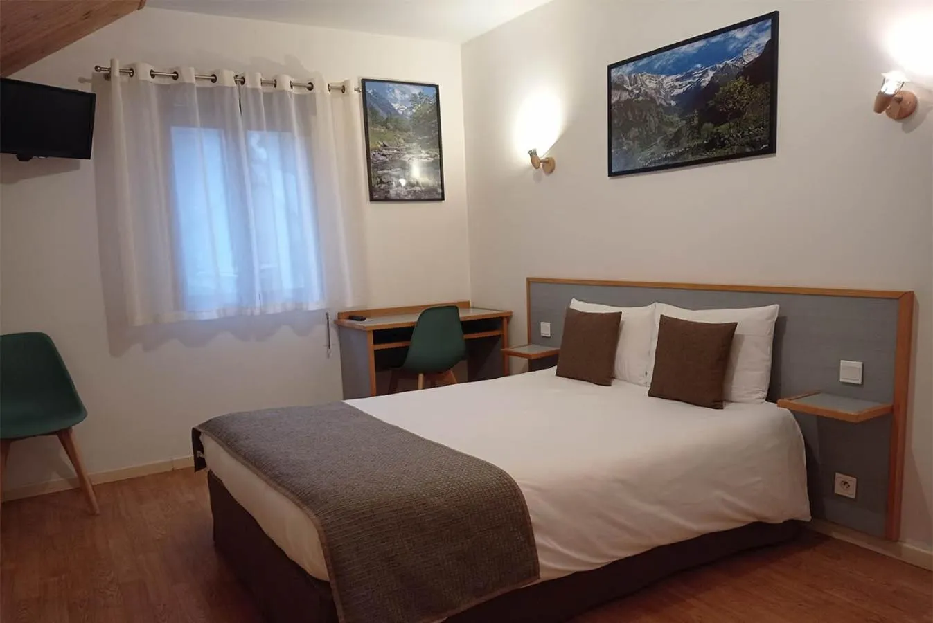 Bedroom, Bed in Hôtel de la Gare