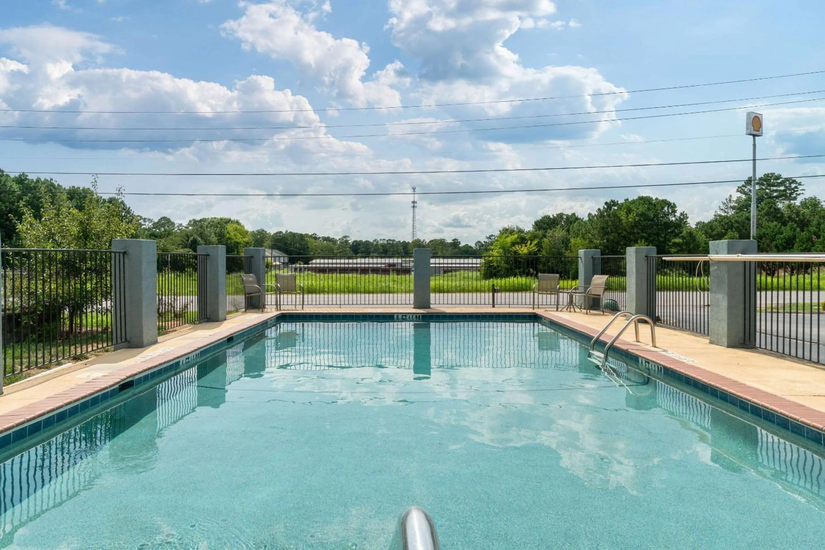 Swimming pool in Quality Inn Adairsville-Calhoun South
