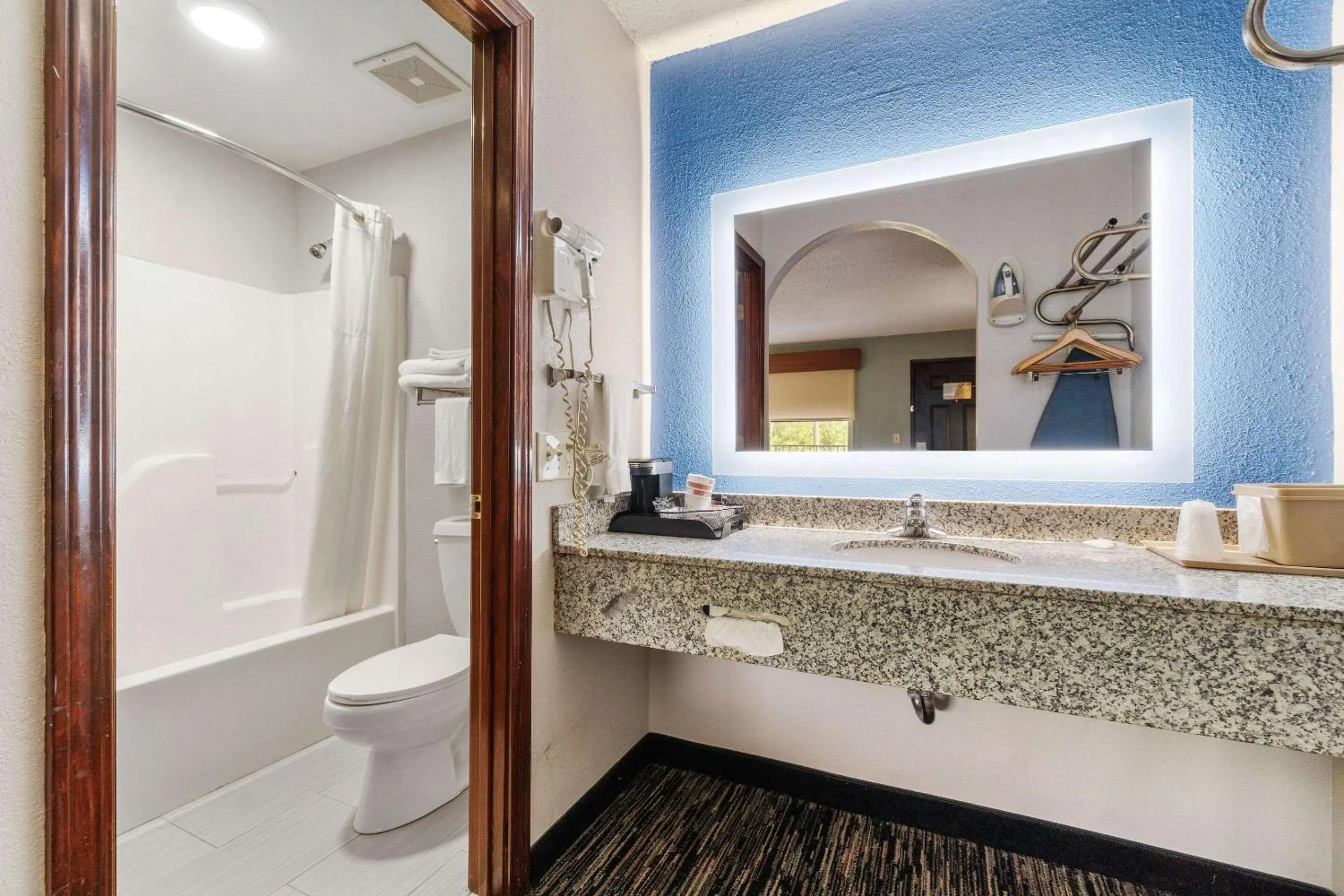 Bedroom in Quality Inn Adairsville-Calhoun South