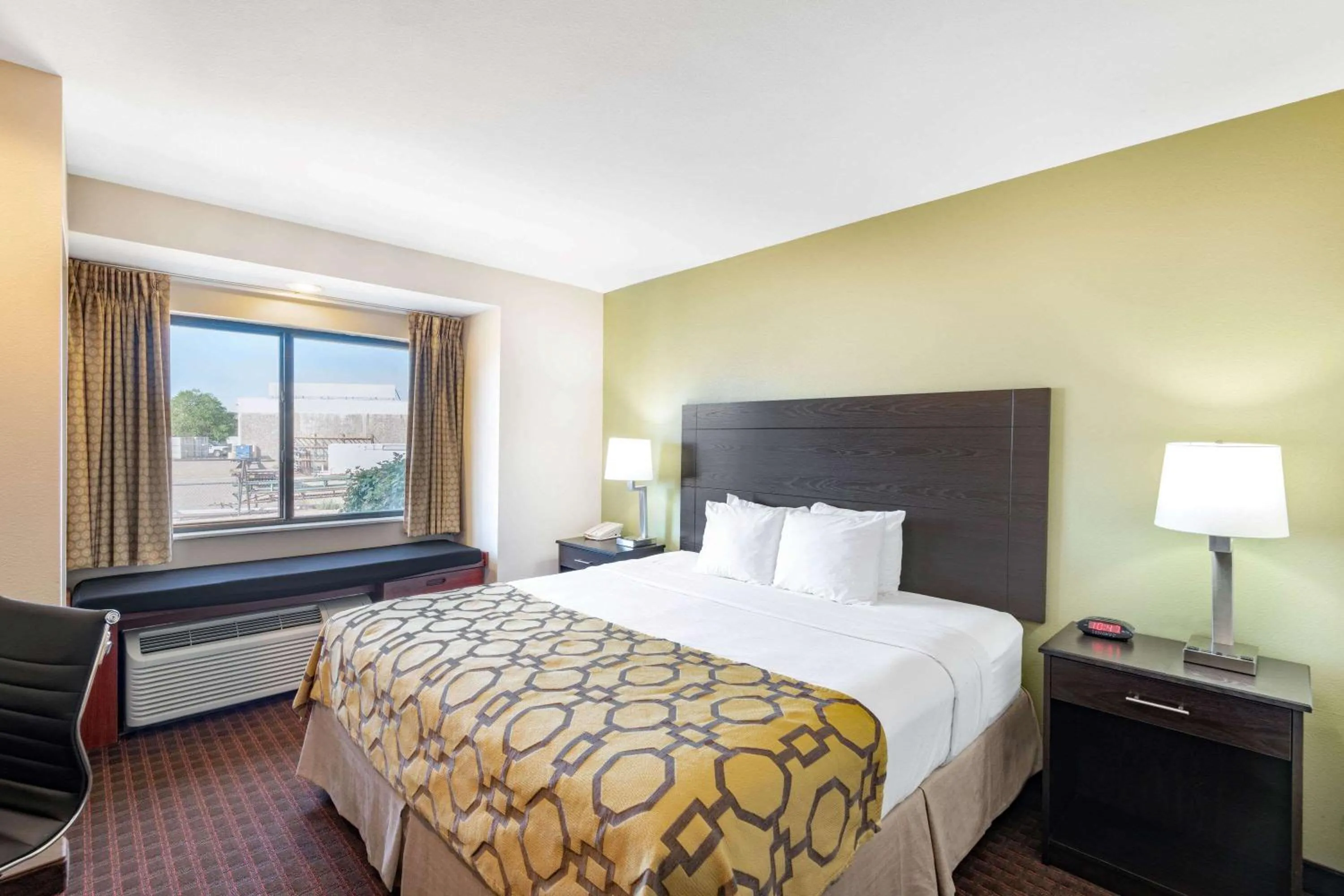 Photo of the whole room, Bed in Baymont by Wyndham Farmington