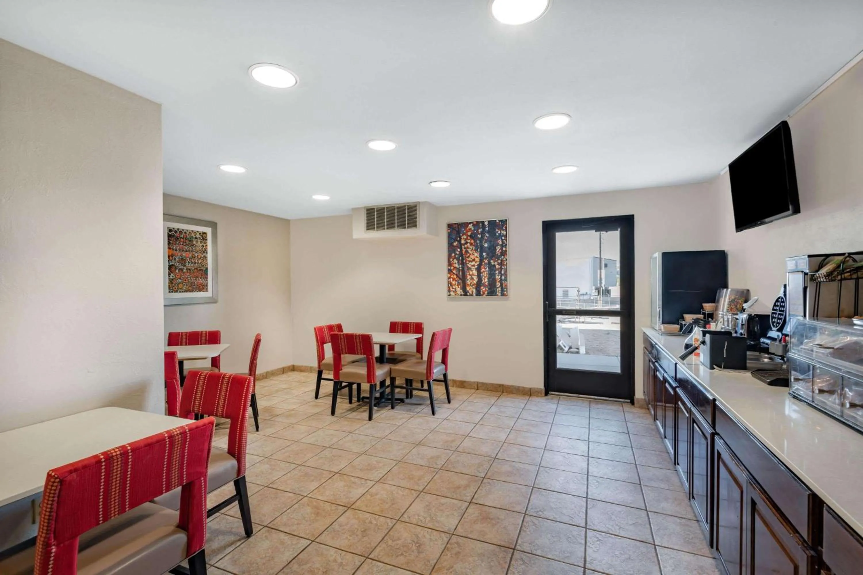 Restaurant/places to eat in Baymont by Wyndham Farmington