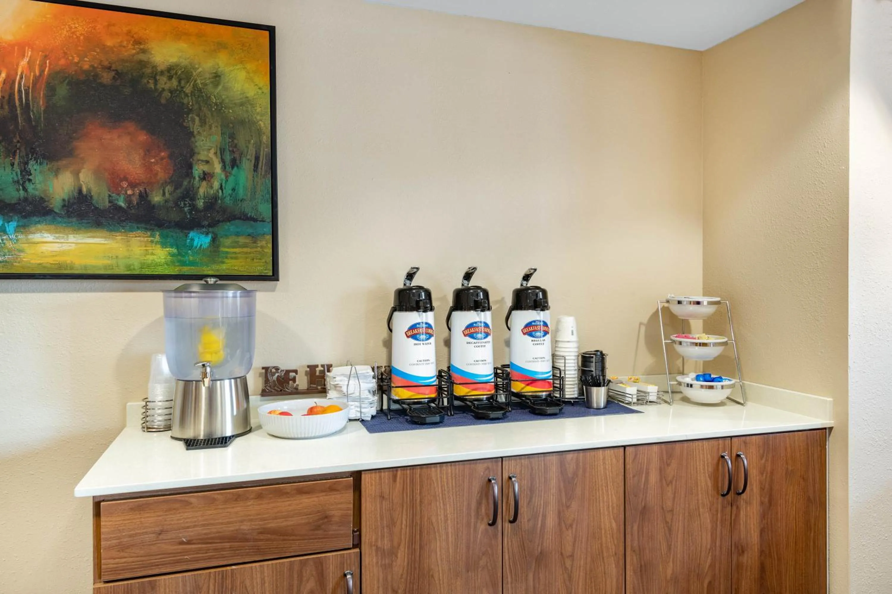 Coffee/tea facilities in Baymont by Wyndham Farmington