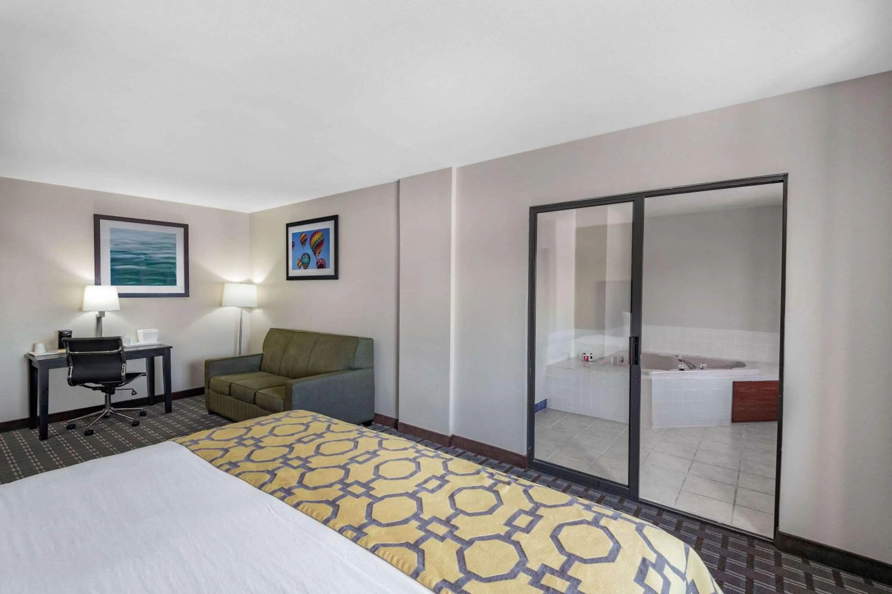 Photo of the whole room, Bed in Baymont by Wyndham Farmington