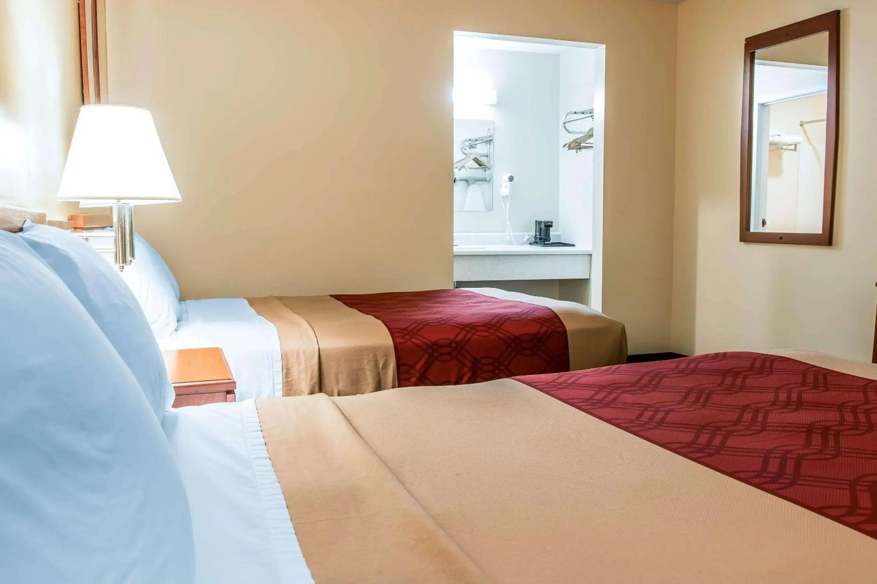 Double Room with Two Double Beds - Non-Smoking in Econo Lodge Double Room with Two Double Beds - Non-Smoking in Econo Lodge