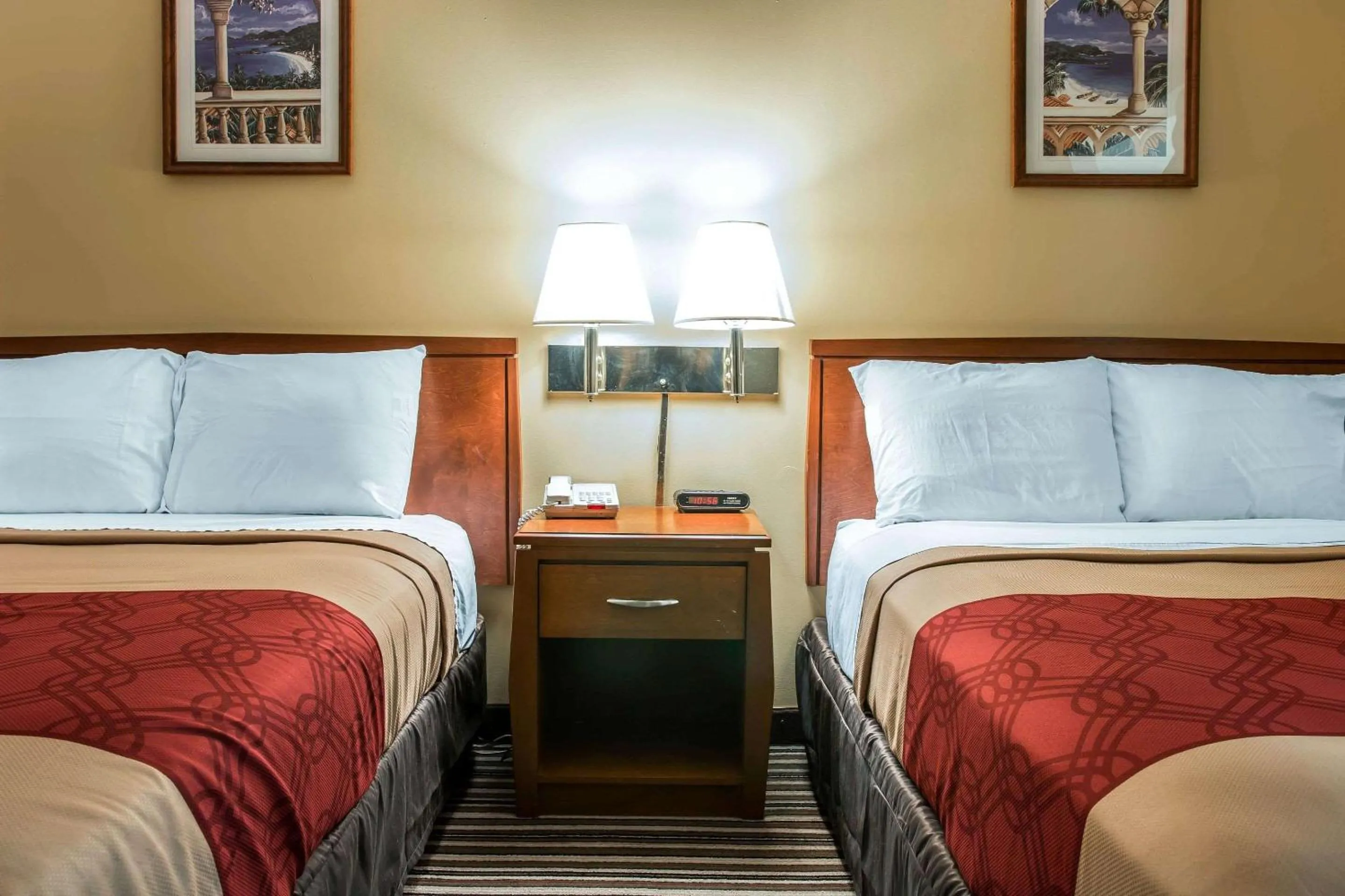 Bedroom, Bed in Econo Lodge Paw Paw