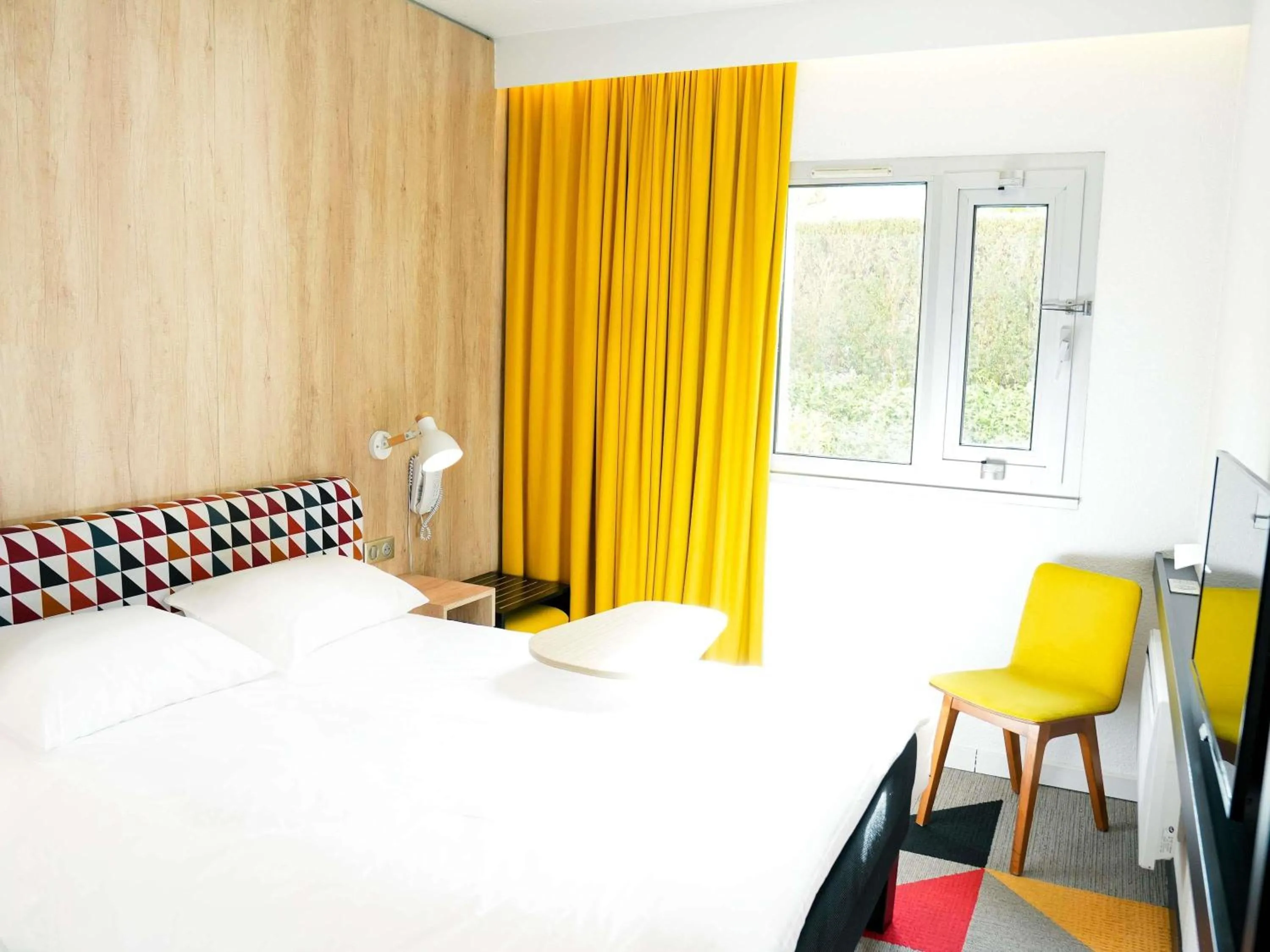 Bedroom, Bed in ibis Styles Caen Centre Historique