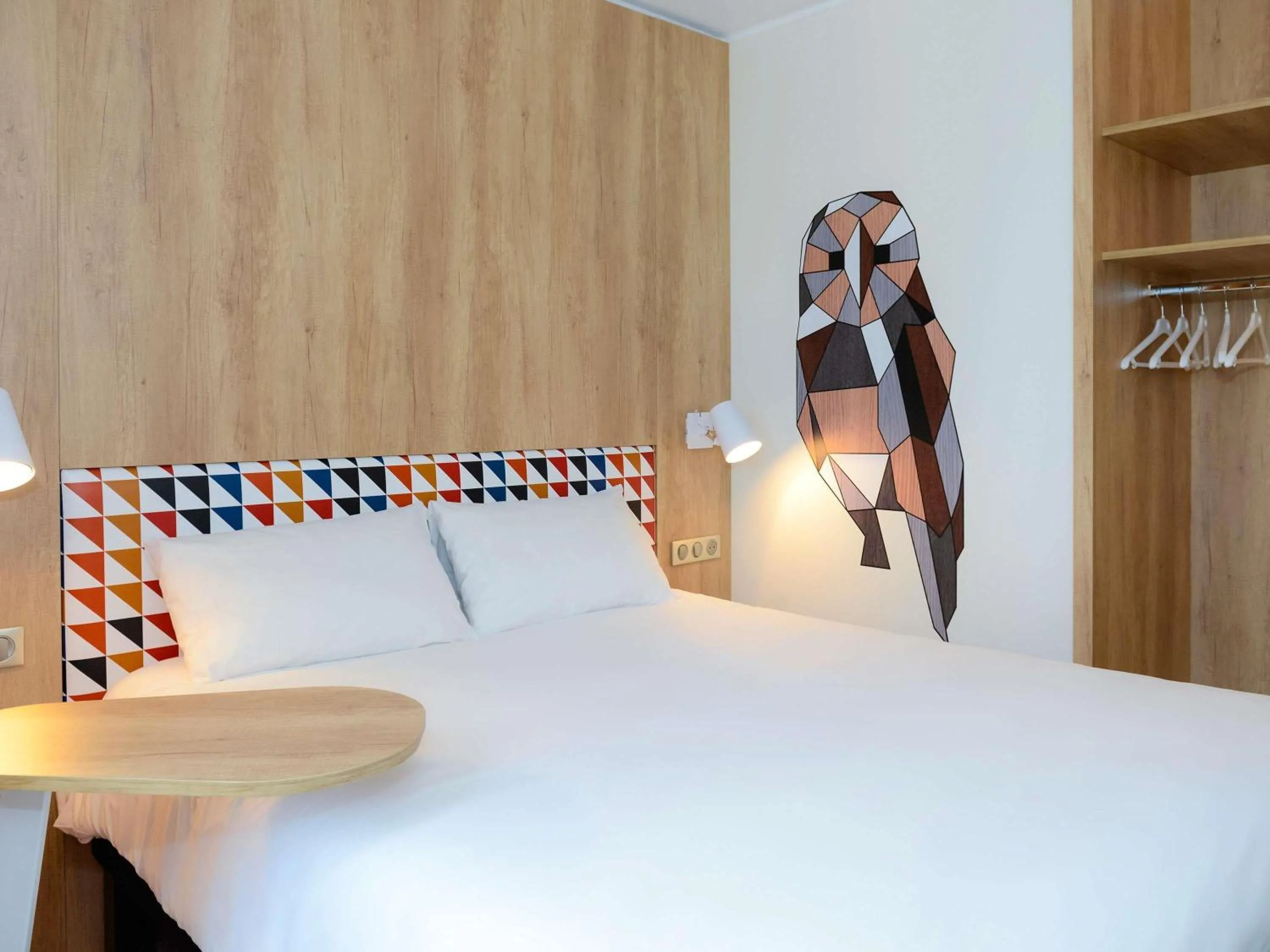 Bedroom, Bed in ibis Styles Caen Centre Historique