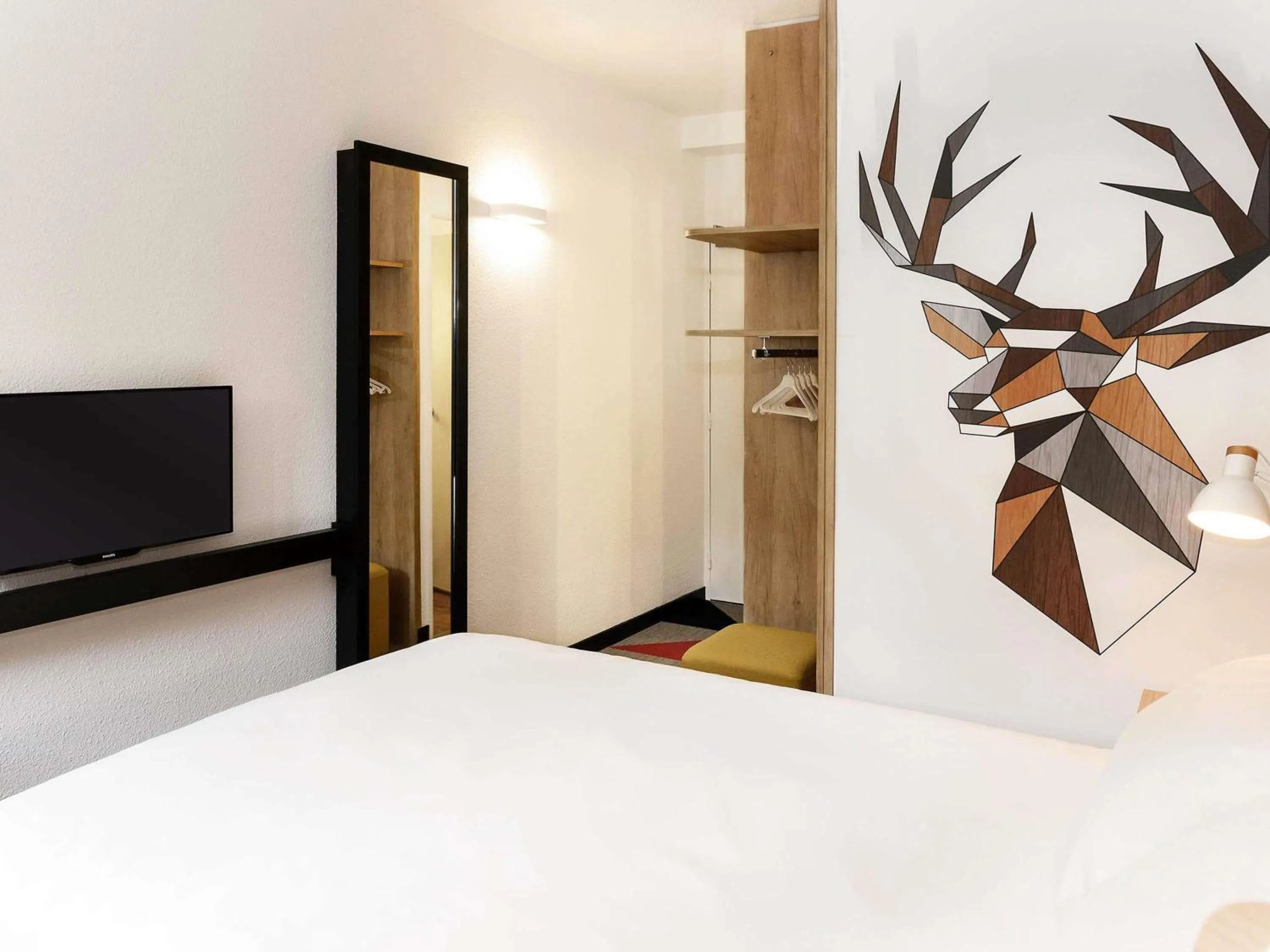 Bedroom, Bed in ibis Styles Caen Centre Historique